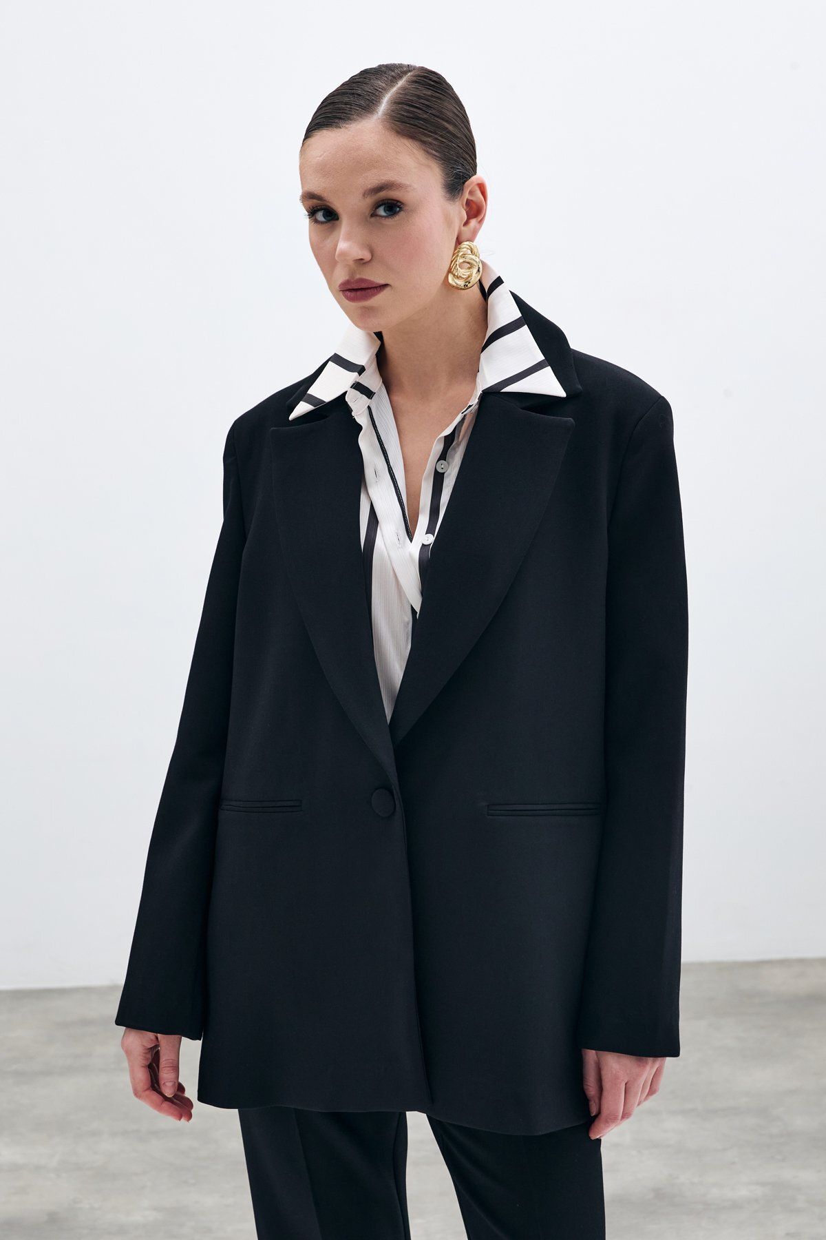 Sateen-Front Single Button Long Jacket - Black 3