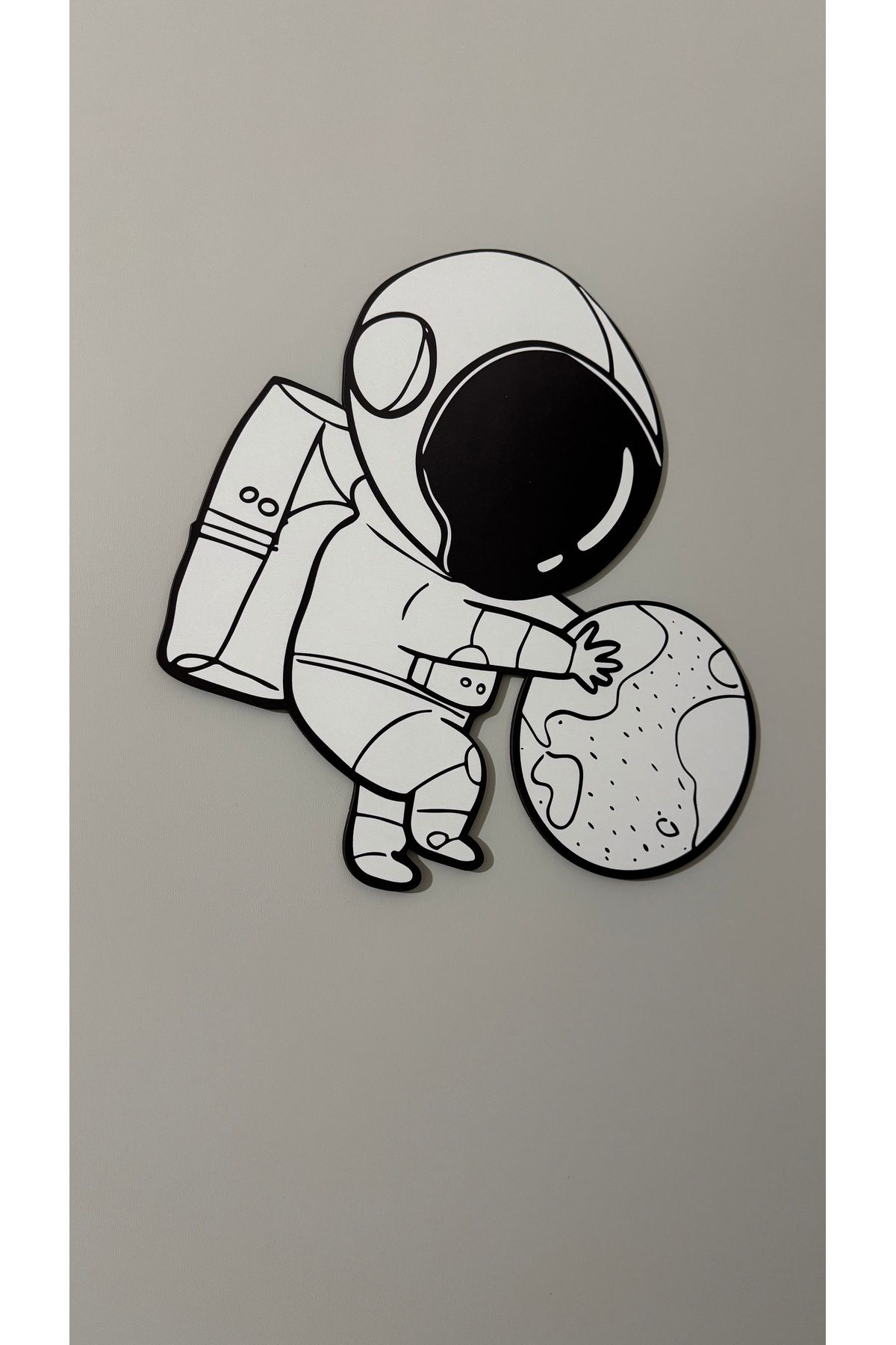 UViolets Dekoratif Ahşap Baskılı Doodle Çizimli Dünya Tutan Astronot Çocuk Odası Duvar Aksesuarı