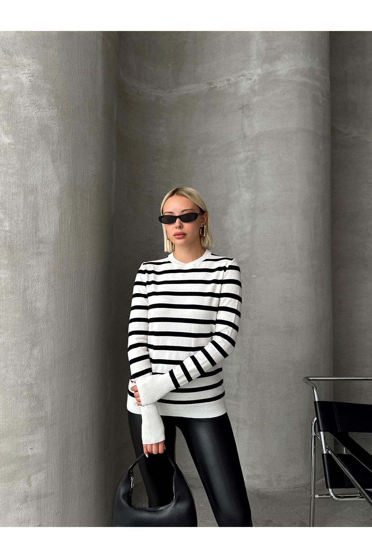 Olcay-Black Striped Crew Neck Knitwear Sweater - Ecru 8236 1