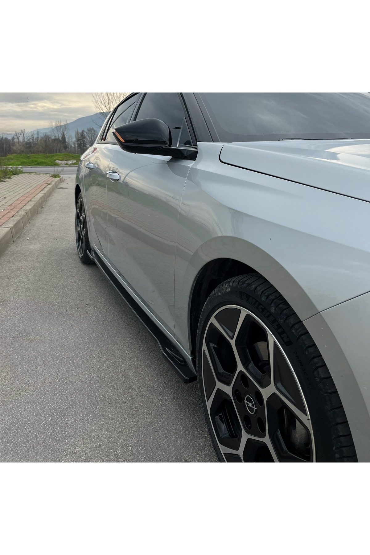 Opel Astra L Yan Marşpiyel (plastik) (Piano Black Boyalı)