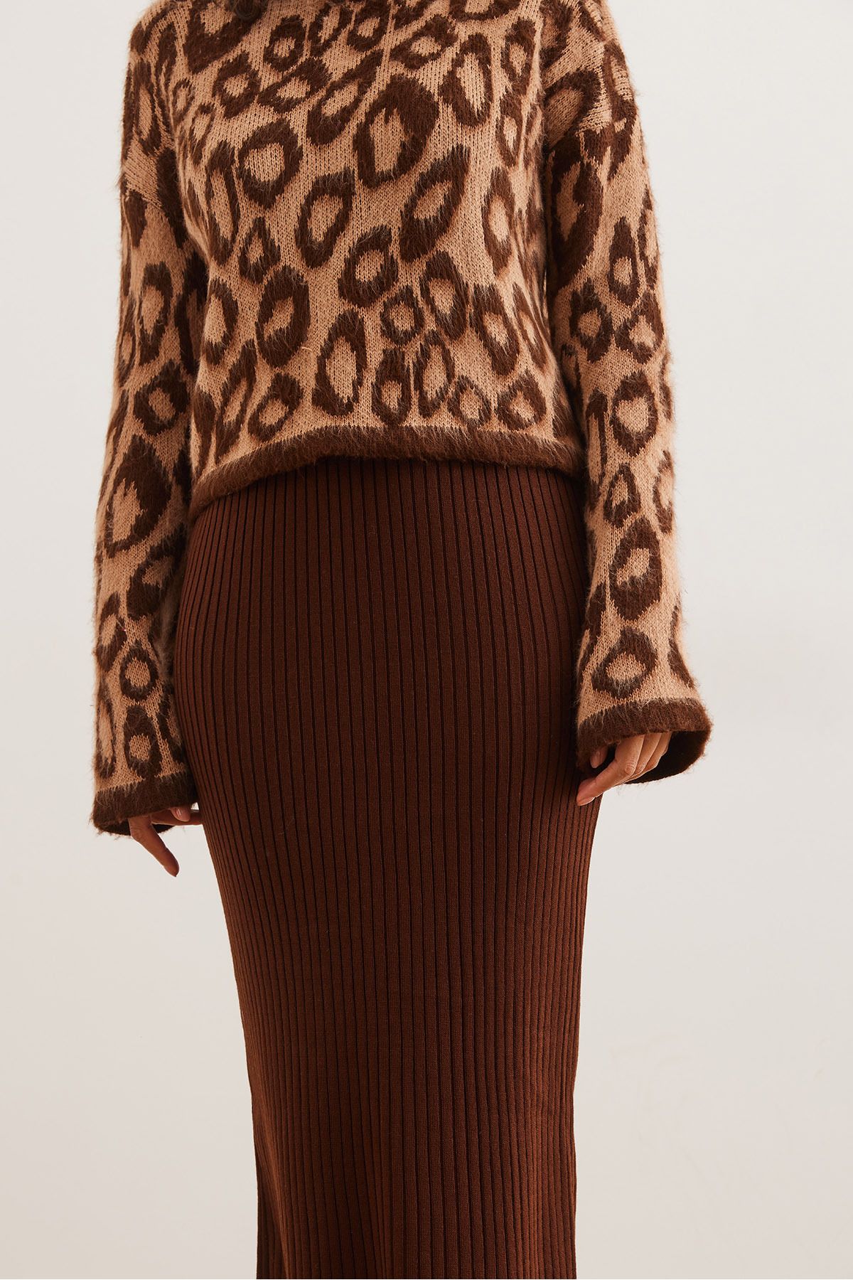 Olalook-Sada dámských šatů a pletených svetrů s leopardím vzorem Camel - TKM- 19000337 7