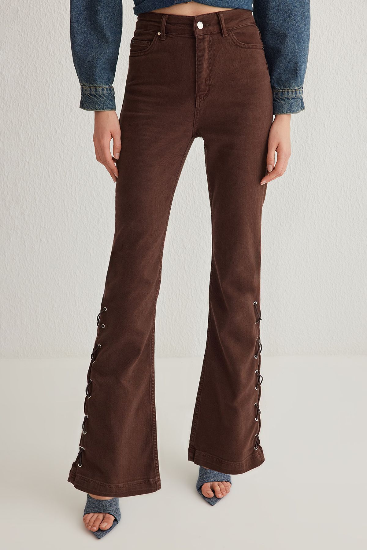 Trendyol Collection-Brązowe jeansy dzwony z wysokim stanem i koronką z oczkami po bokach Twoss25Je00013 3