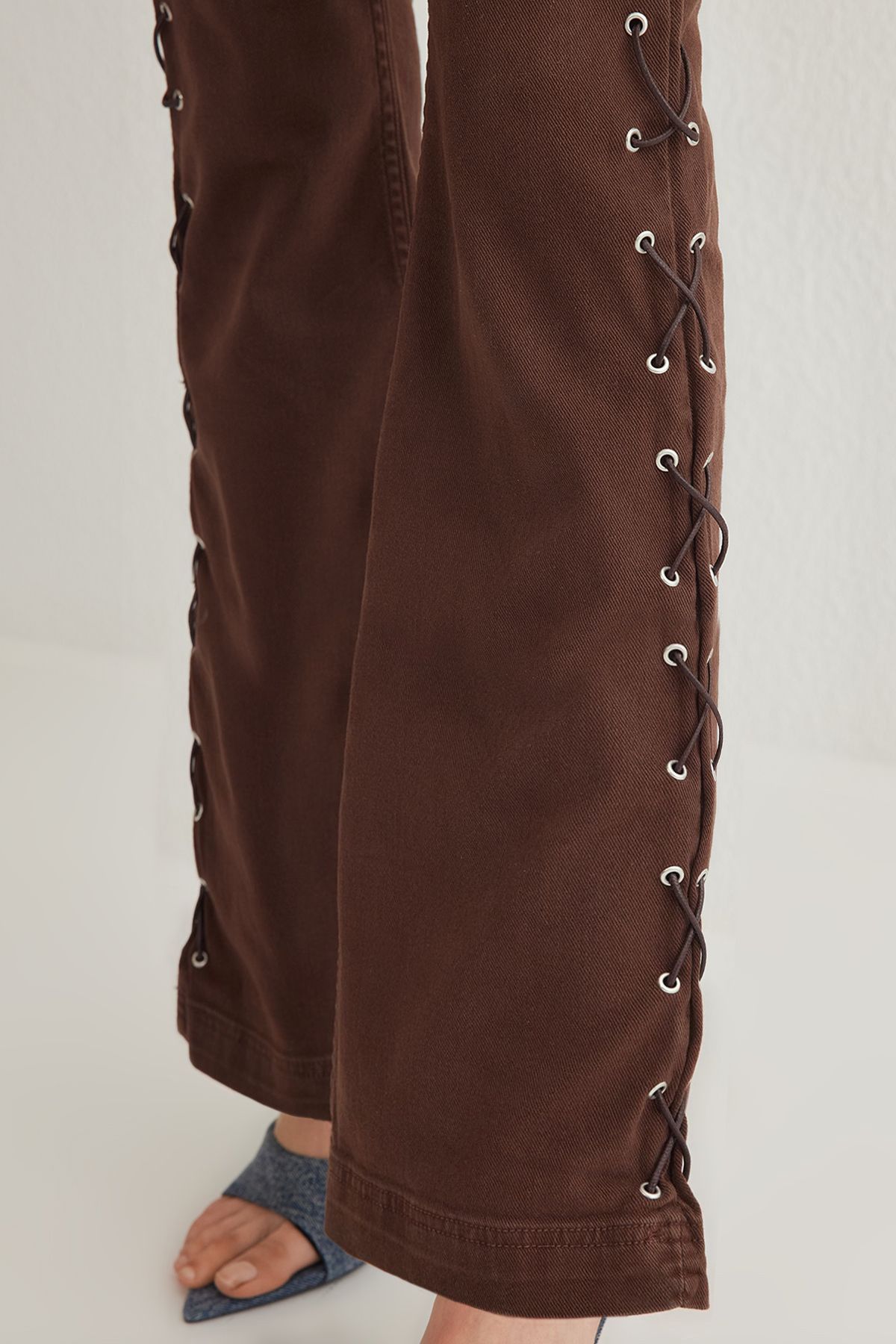 Trendyol Collection-Brązowe jeansy dzwony z wysokim stanem i koronką z oczkami po bokach Twoss25Je00013 4