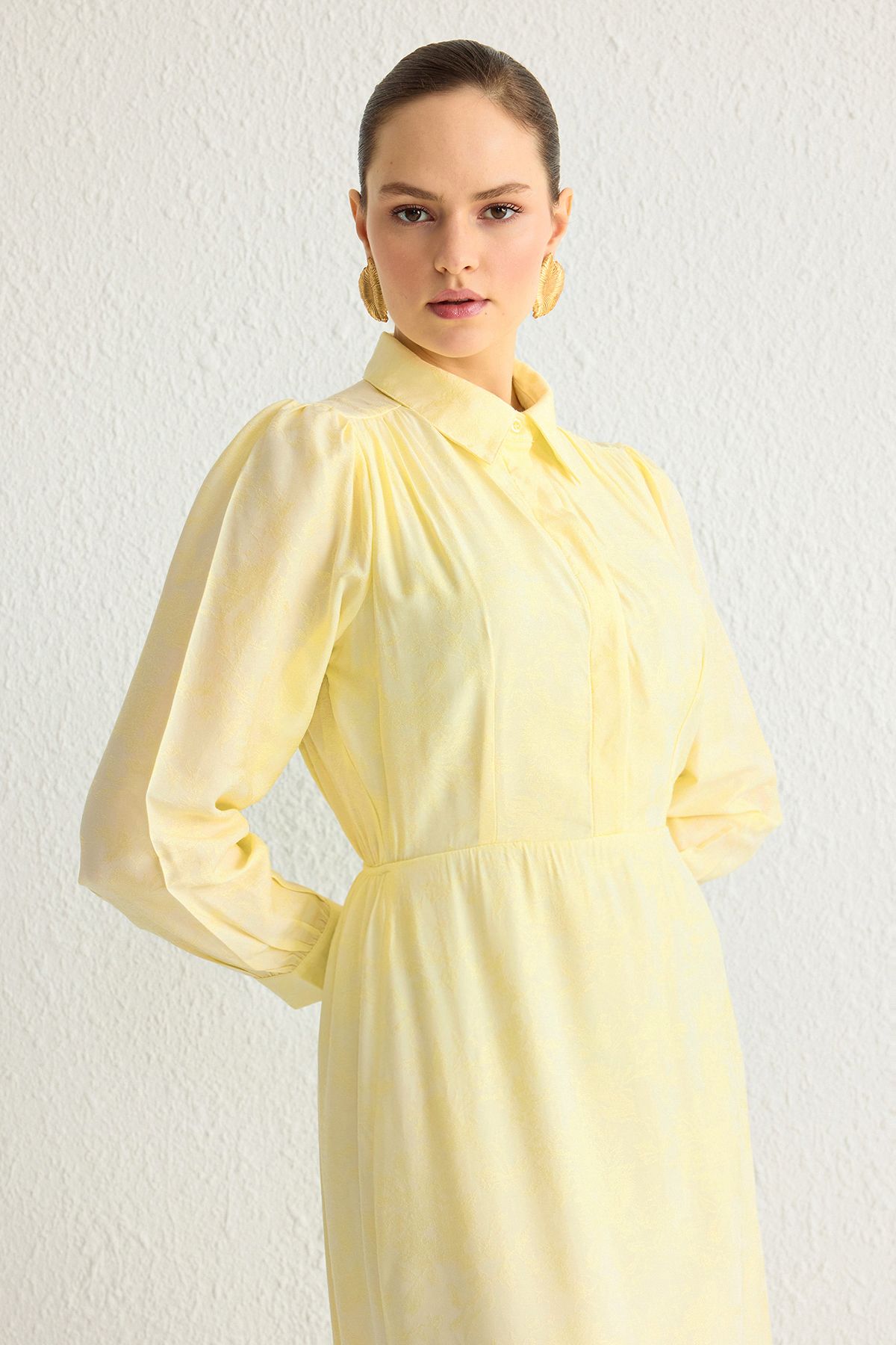 Trendyol Modest-فستان منسوج بياقة قميص من قماش الجاكار باللون الأصفر الفاتح TCTSS25EB00009 2