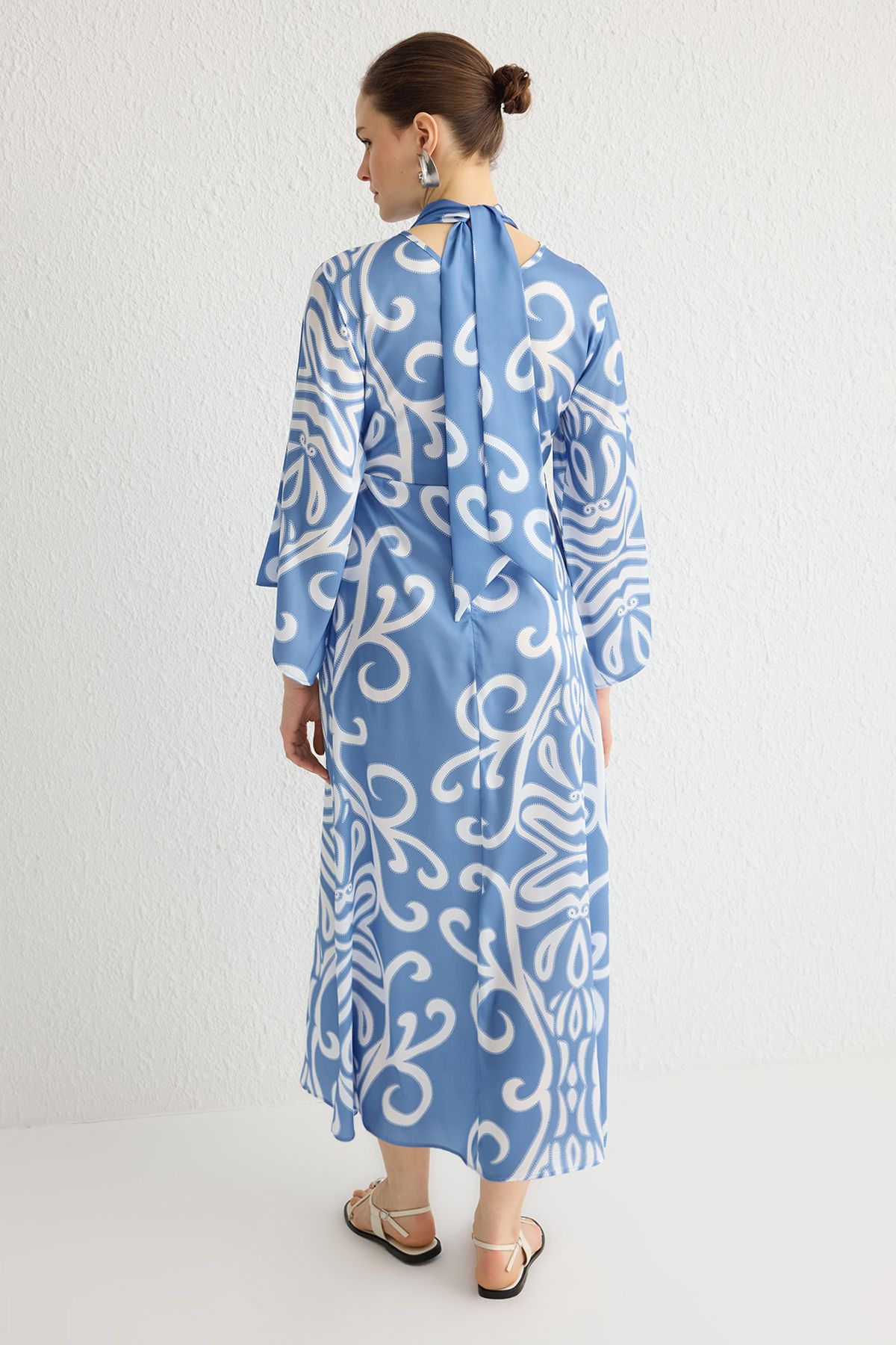 Trendyol Modest-Blaues, gemustertes, gewebtes Abendkleid aus Satin mit Schnürung am Rücken, TCTSS24DB00017 5