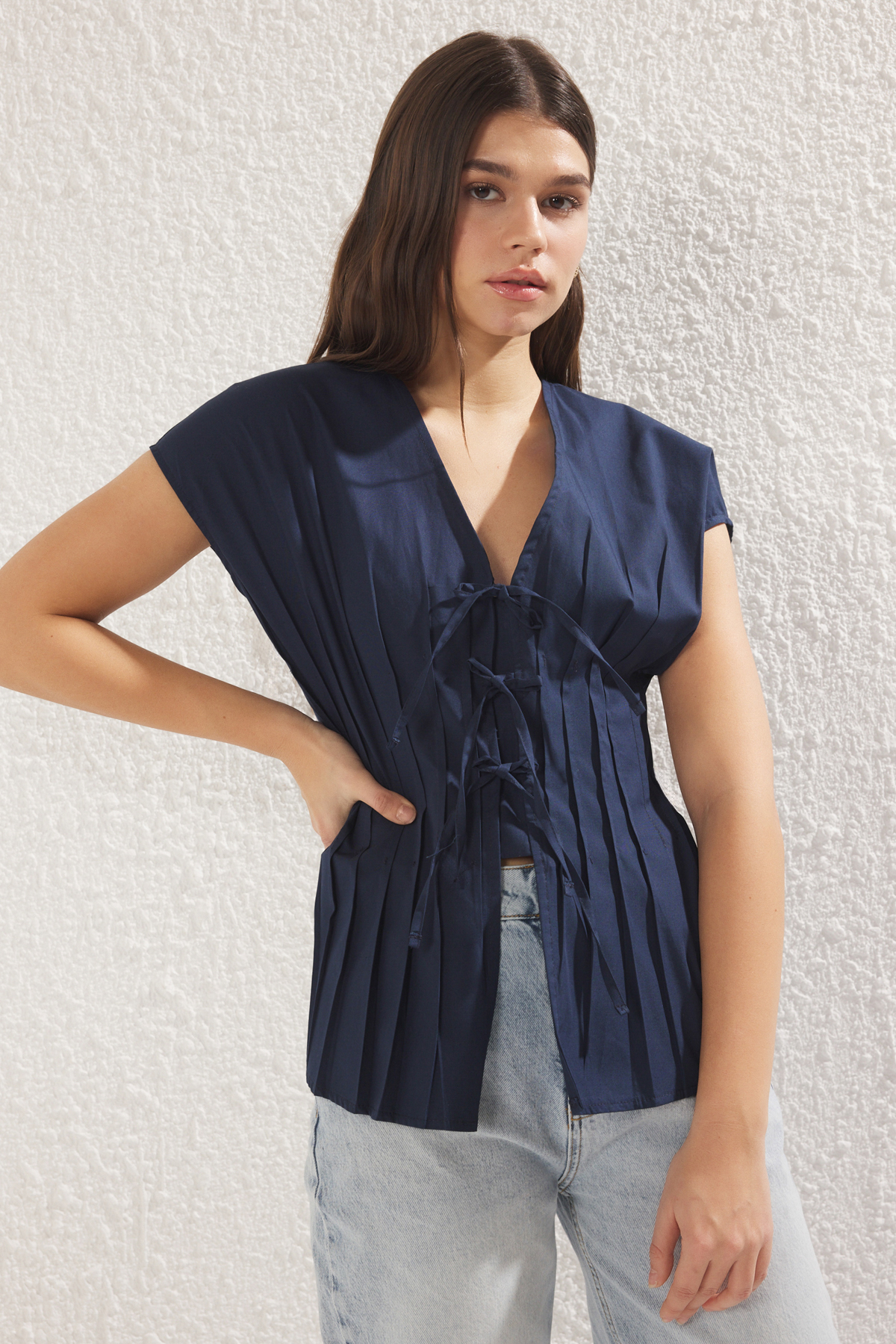 Trendyolmilla  Lacivert Fitted Belde Pens Detaylı Bağlamalı Dokuma Gömlek TWOSS25GO00016