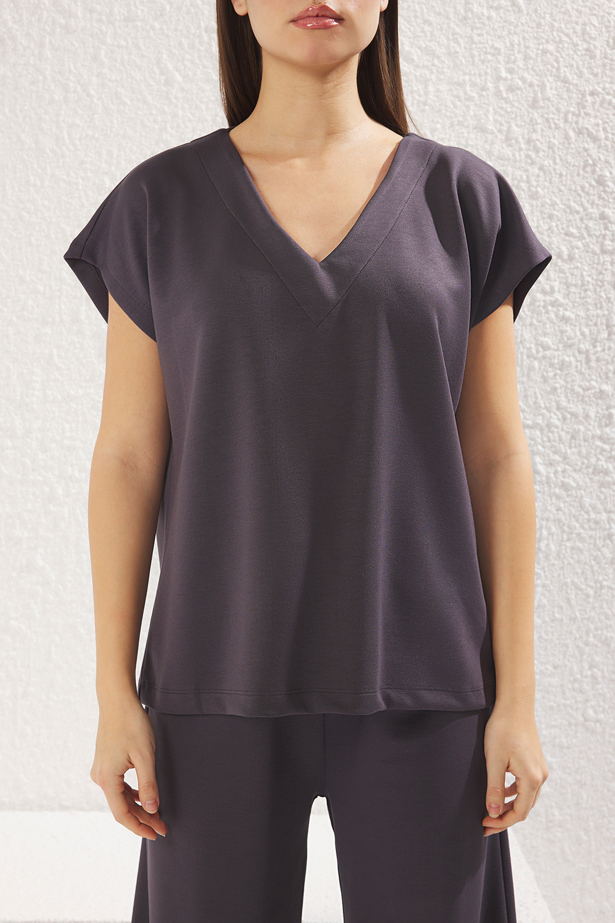 Trendyolmilla  Antrasit V yaka Oversize/Geniş Kalıp Örme Alt-Üst Takım TWOSS25AU00012 - Görsel 3