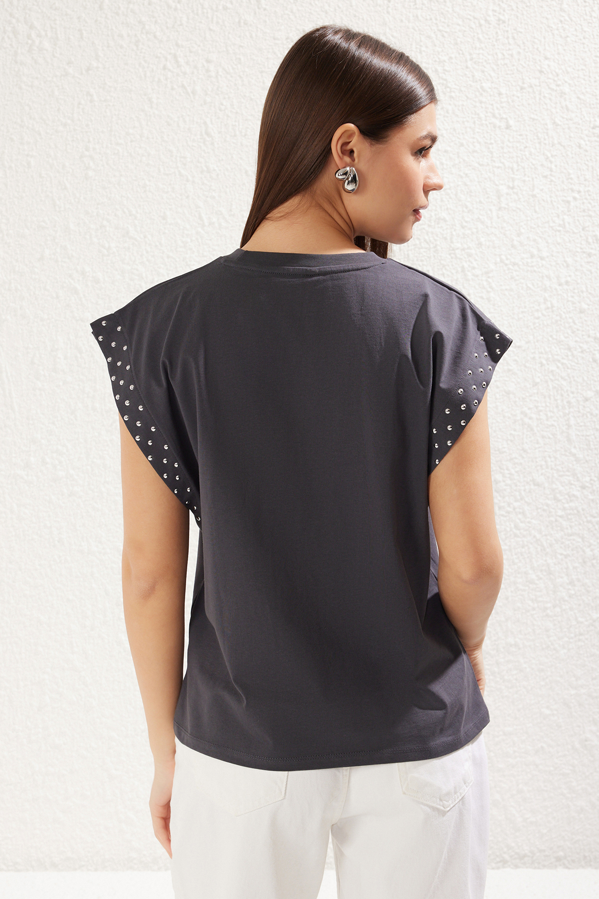 Trendyolmilla  Antrasit %100 Pamuk Zımba Detaylı Vatka Görünümlü Relaxed Bisiklet Yaka Örme T-Shirt TWOSS23TS00016 - Görsel 5