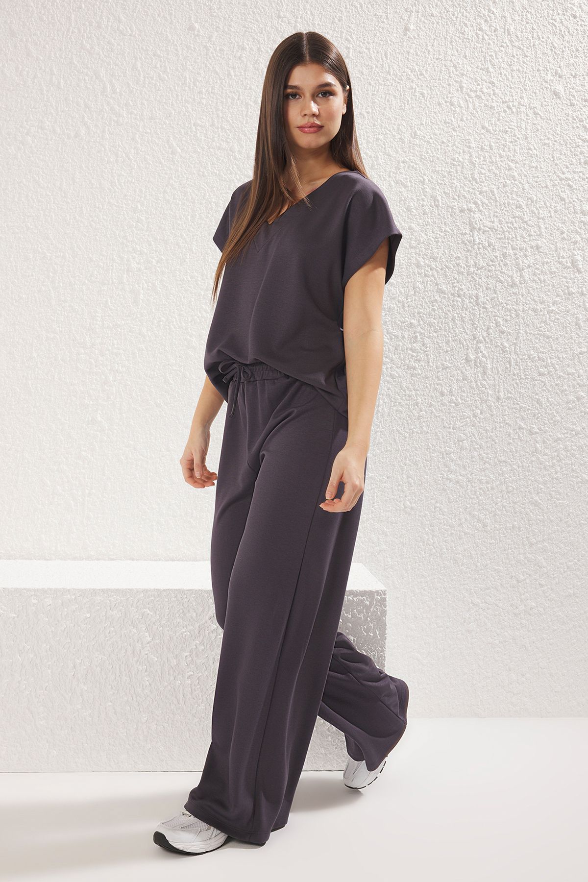 Trendyol Collection Anthrazitfarbenes Oversize-Strickset mit V-Ausschnitt – TWOSS25AU00012