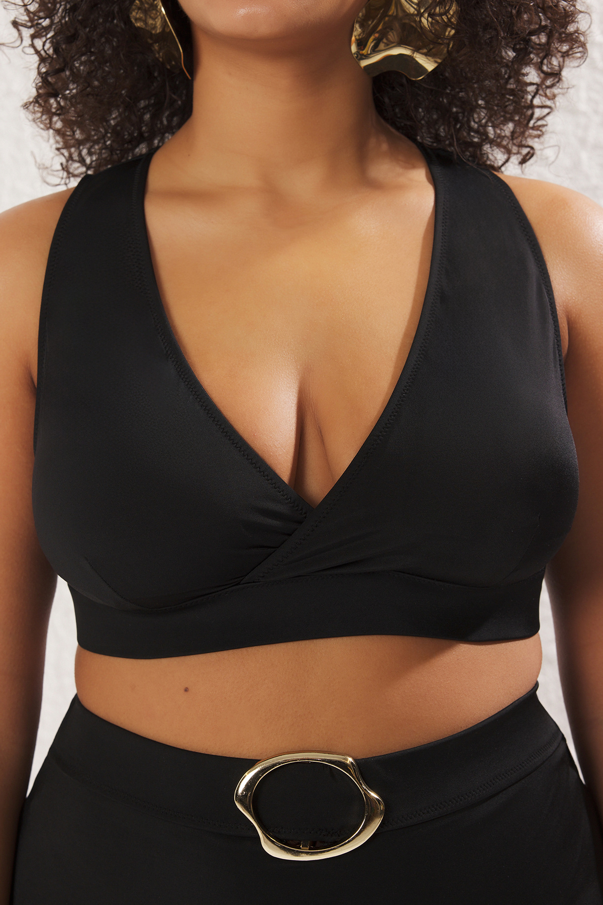 Trendyol Curve-Schwarzes, zweireihiges, übergroßes Bikinioberteil mit Kragen TBBSS25CT00011 5