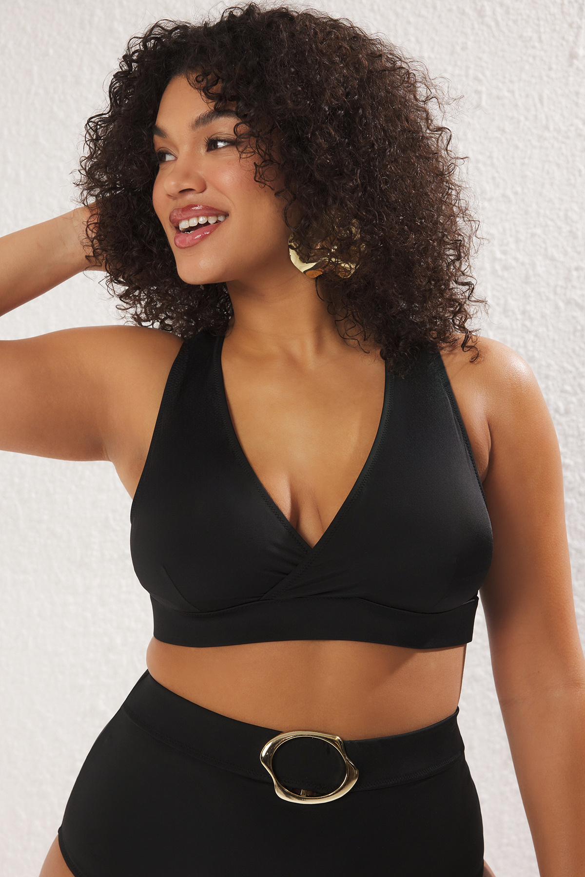 Trendyol Curve-Schwarzes, zweireihiges, übergroßes Bikinioberteil mit Kragen TBBSS25CT00011 2