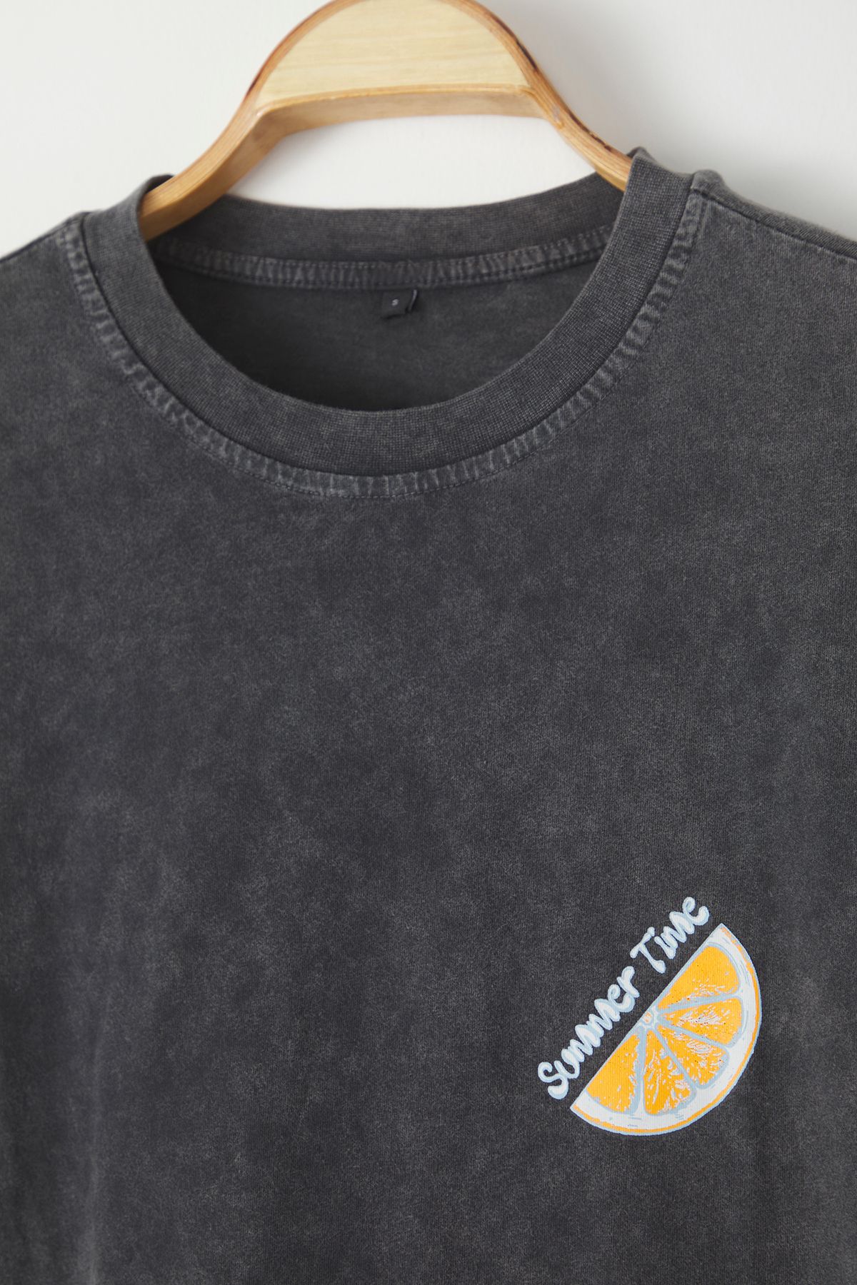 Trendyol Collection-Anthrazitfarbenes, übergroßes/breit geschnittenes, blass bedrucktes, dickes T-Shirt aus 100 % Baumwolle TMNSS25TS00015 9