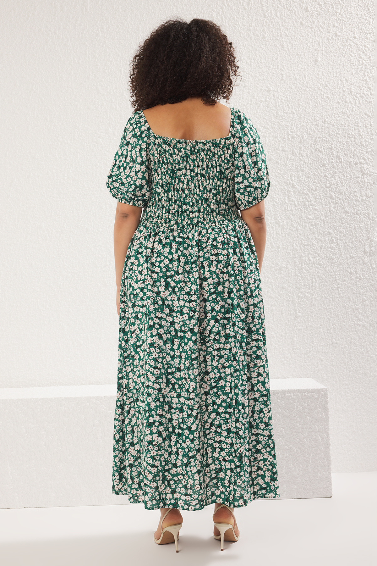 Trendyol Curve-Grünes, mit Blumen verziertes, gewebtes Brustkleid mit Gips TBBSS22EL1611 5
