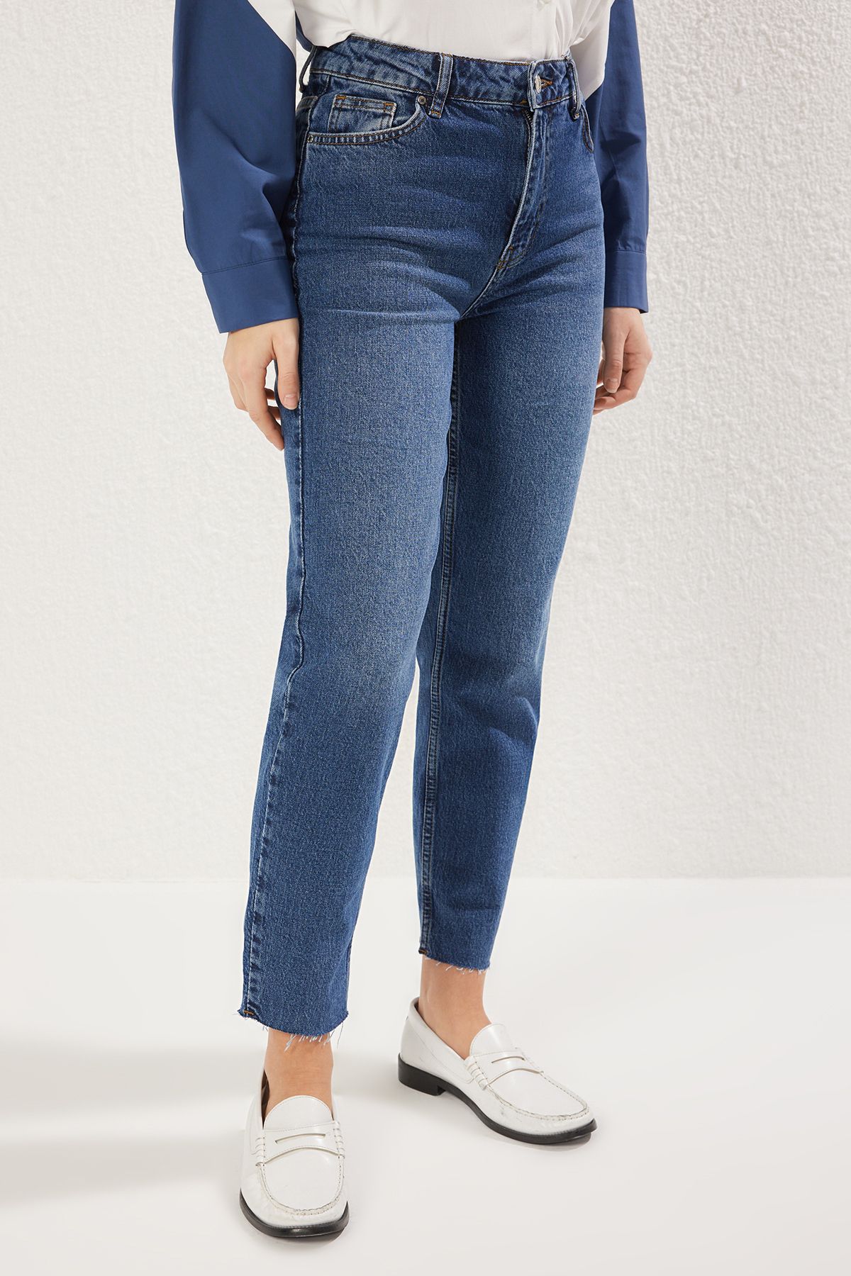 Trendyol Collection-Dunkelblaue, bequeme Mom-Jeans mit Ausschnitten und normaler Taille TWOSS25JE00096 3