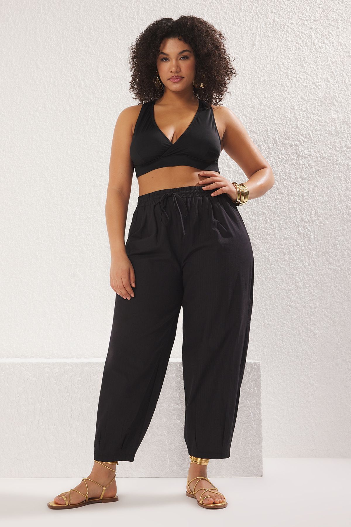 Trendyol Curve-Wysoki stan, czarny, plisowany, workowaty - Plus Size Beachwear Tbbss25Ar00001 1