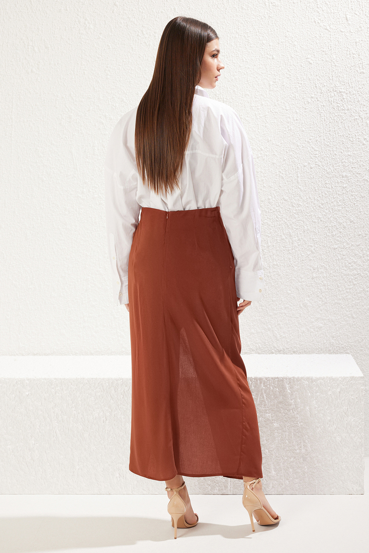 Trendyolmilla  Kahverengi Dökümlü Kumaş Büzgü Detaylı Yırtmaçlı Maxi Boy Dokuma Etek TWOSS25ET00094 - Görsel 6