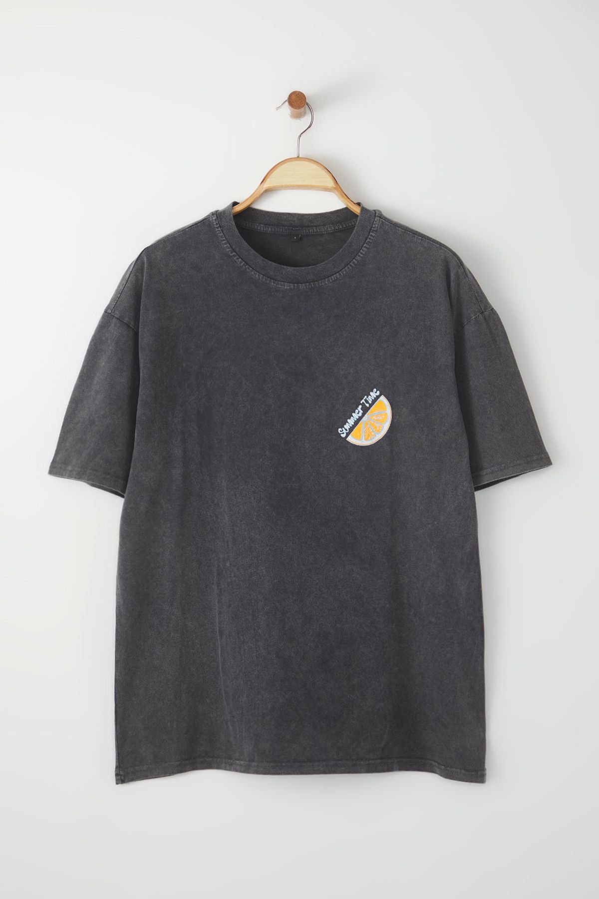 Trendyol Collection-Anthrazitfarbenes, übergroßes/breit geschnittenes, blass bedrucktes, dickes T-Shirt aus 100 % Baumwolle TMNSS25TS00015 8