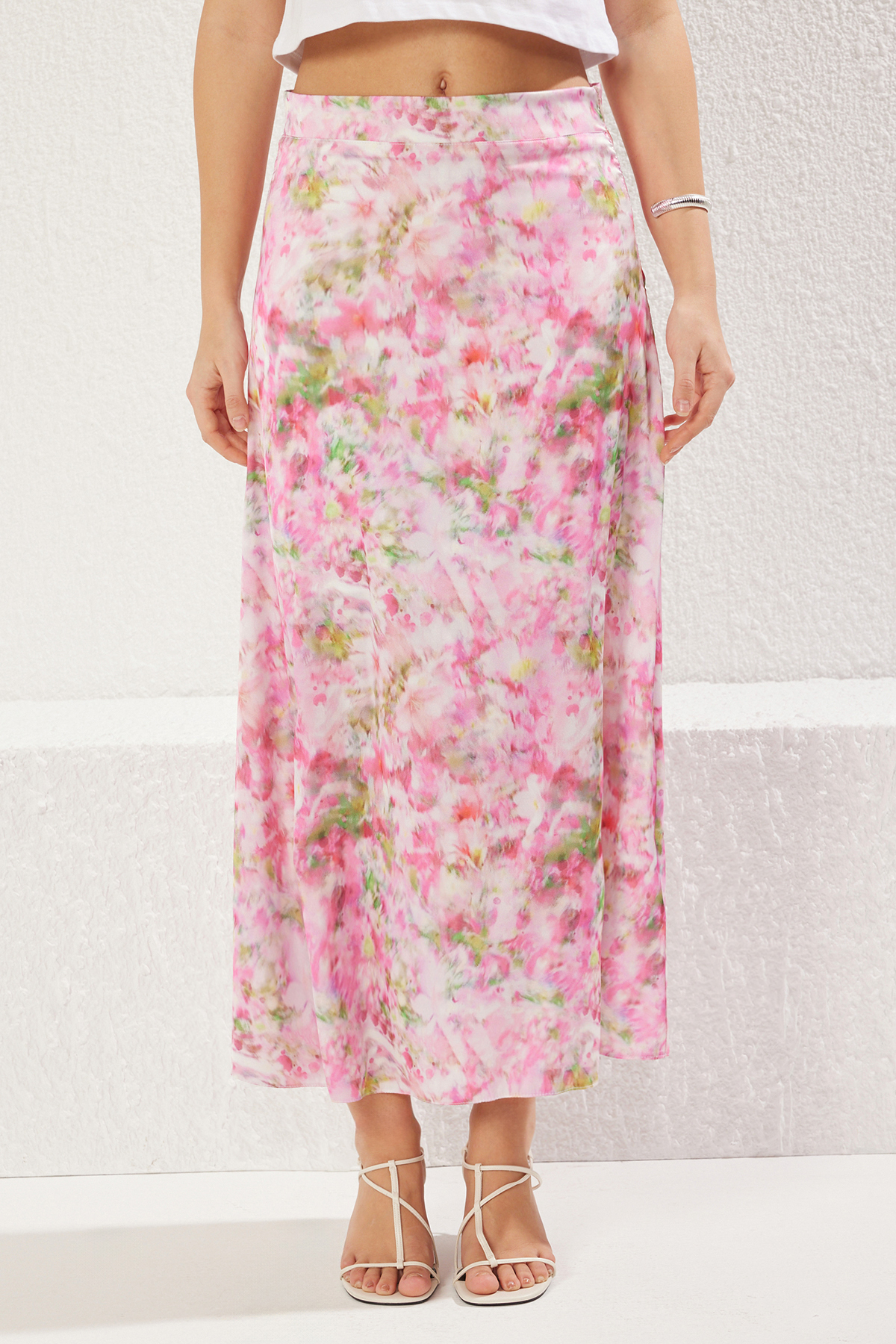 Trendyolmilla  Çok Renkli Batik Çiçek Desenli Saten Kumaş A-line Kalıp Midi Boy Dokuma Etek TWOSS25ET00034 - Görsel 3