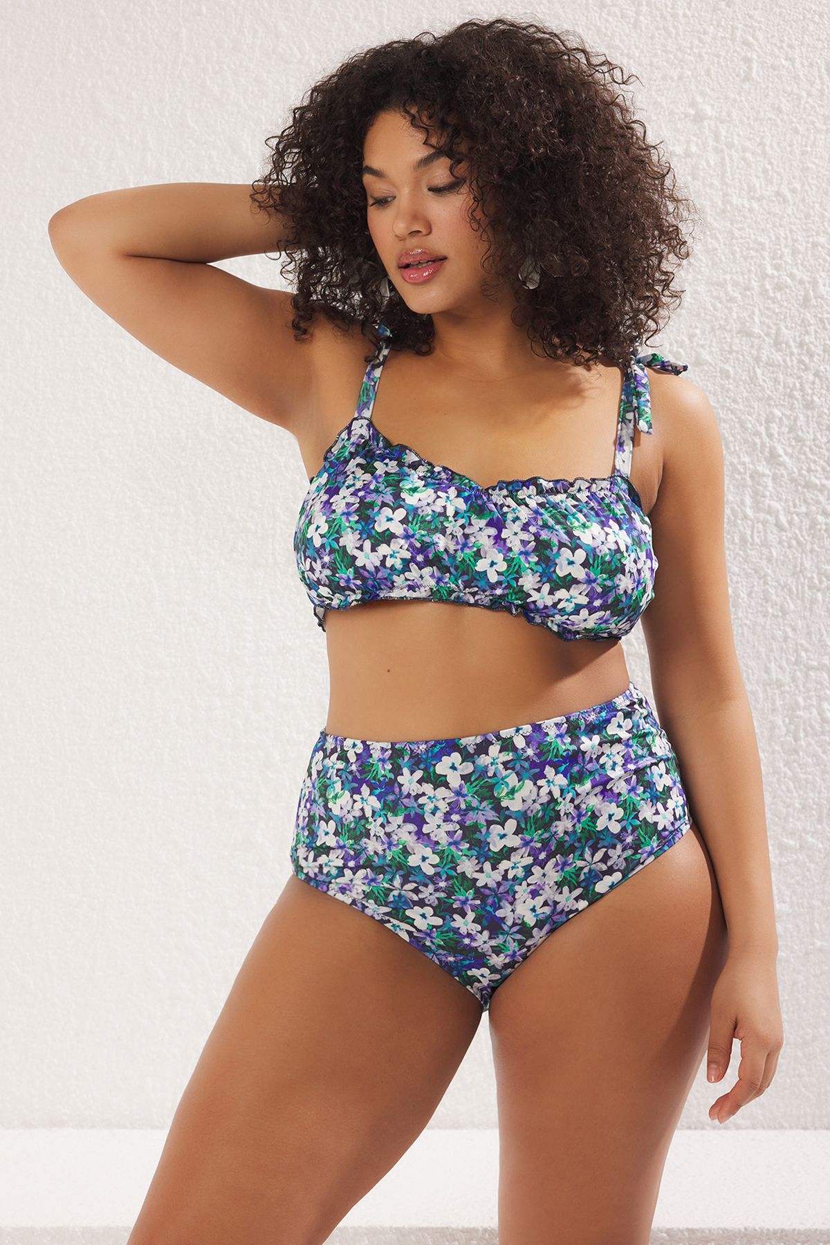 Trendyol Curve-Pareo-Bikinihose mit Blumendruck in Übergröße, 2er-Set – TBBSS25CR00003 3