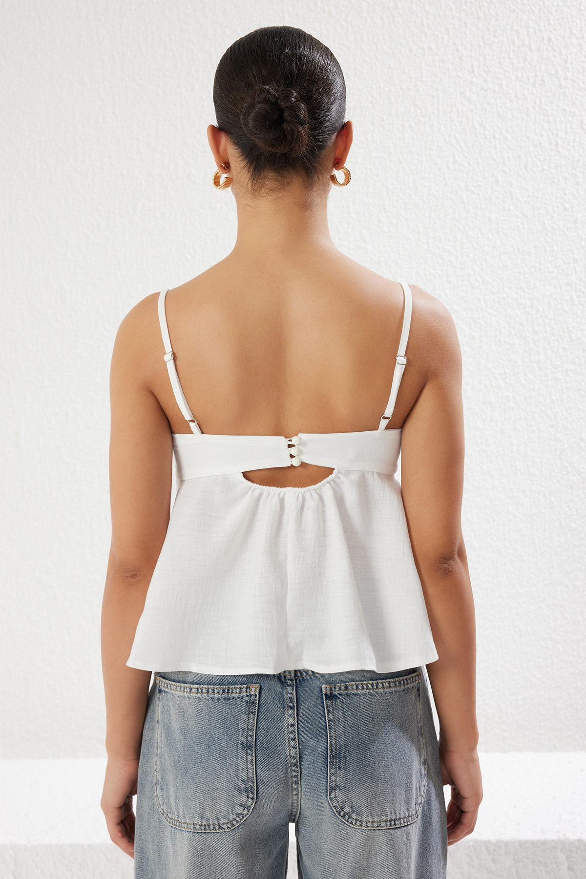 Trendyolmilla  Beyaz Keten Görünümlü Fiyonk Detaylı Askılı Dokuma Bluz TWOSS25BZ00249 - Görsel 4