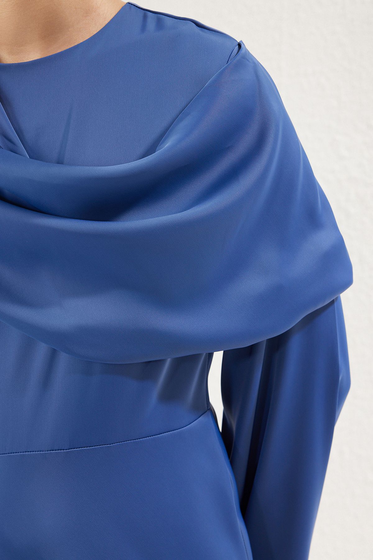 Trendyol Modest-فستان سهرة من الساتان بتفاصيل شال أزرق TCTSS25DB00009 4