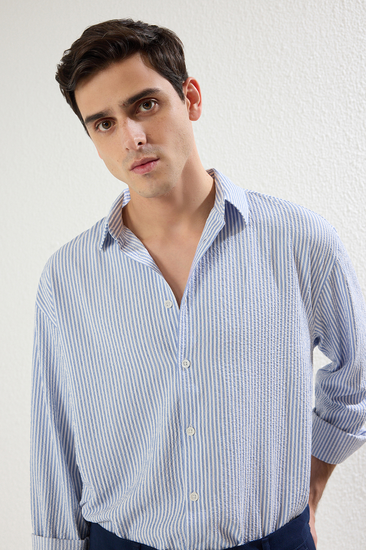 Trendyolmilla  Mavi Oversize Çizgili Gofre Esnek Rahat Kumaş Örme Gömlek TMNSS25GO00024 - Görsel 3