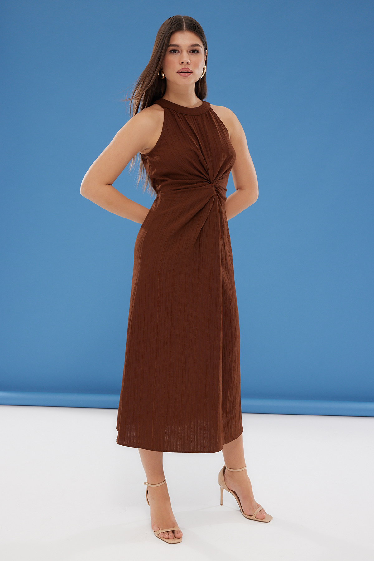 Trendyolmilla  Kahverengi Düz Kesim Düğüm Detaylı Maxi Dokuma Elbise TWOSS25EL00145 - Görsel 3