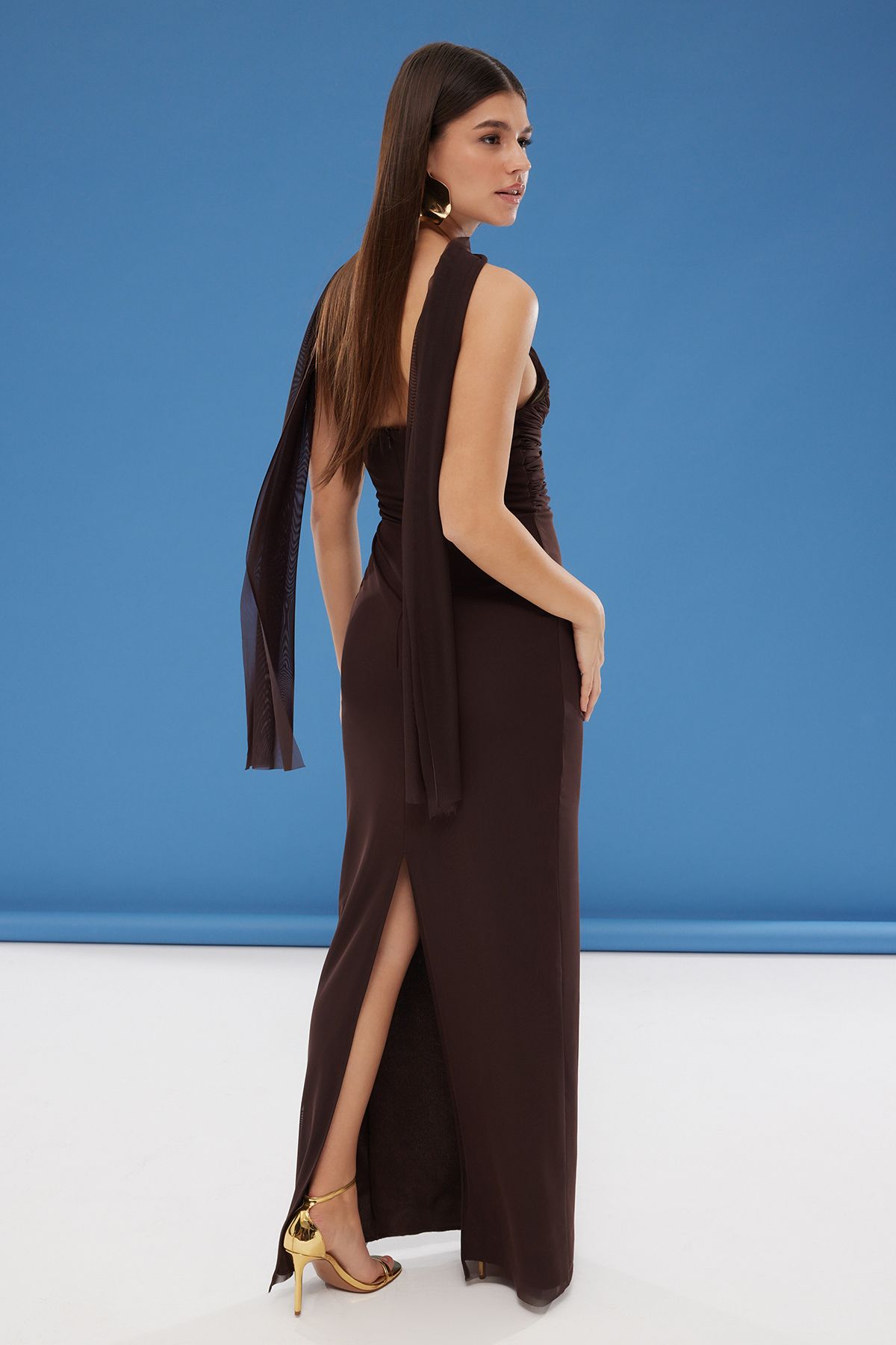 Trendyol Collection-Braunes Maxi-Abendkleid aus Tüll mit Schal und gestricktem Abschlussballkleid TPRSS25AE00056 4