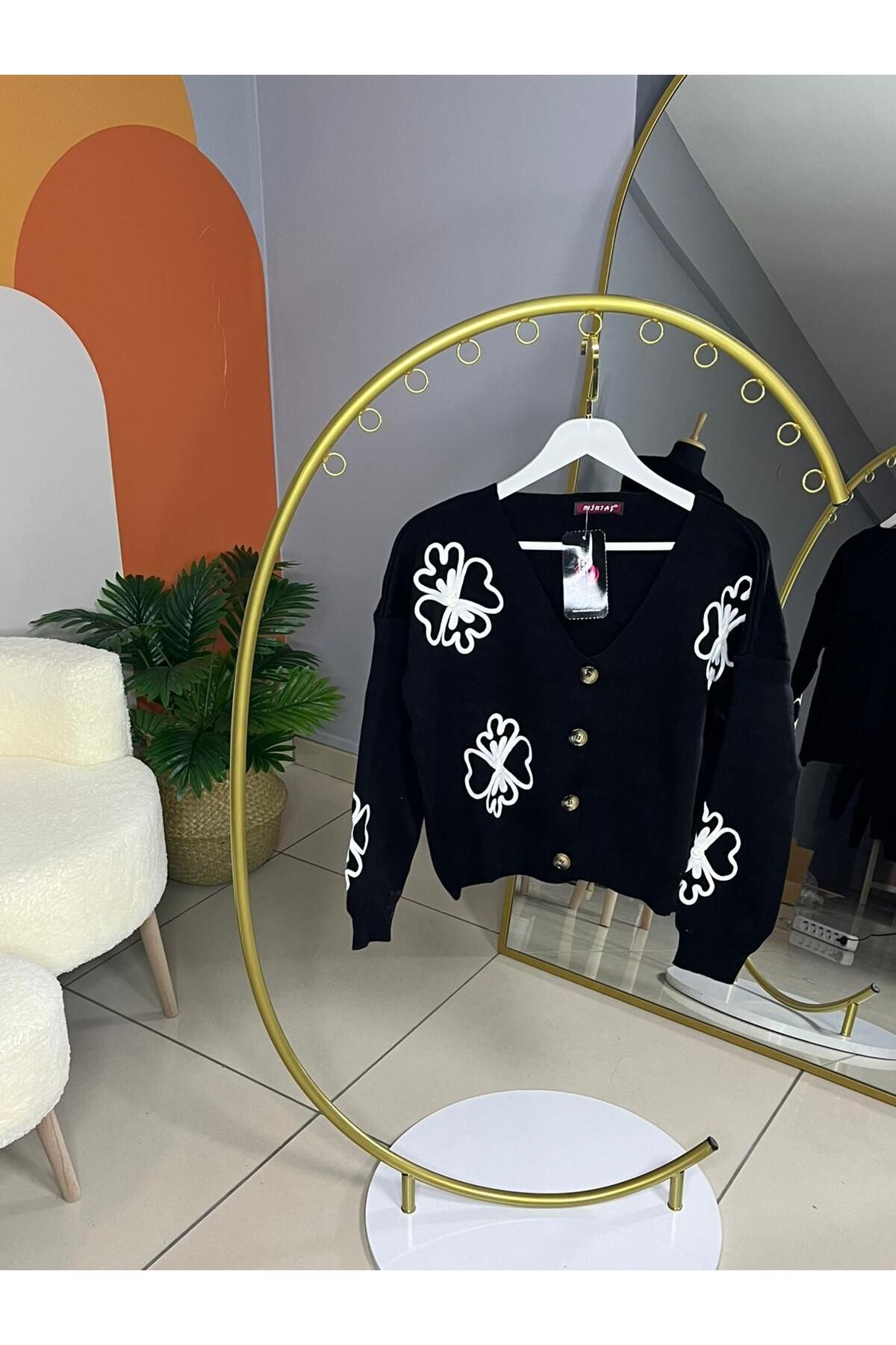 Butik çiçek detaylı hırka