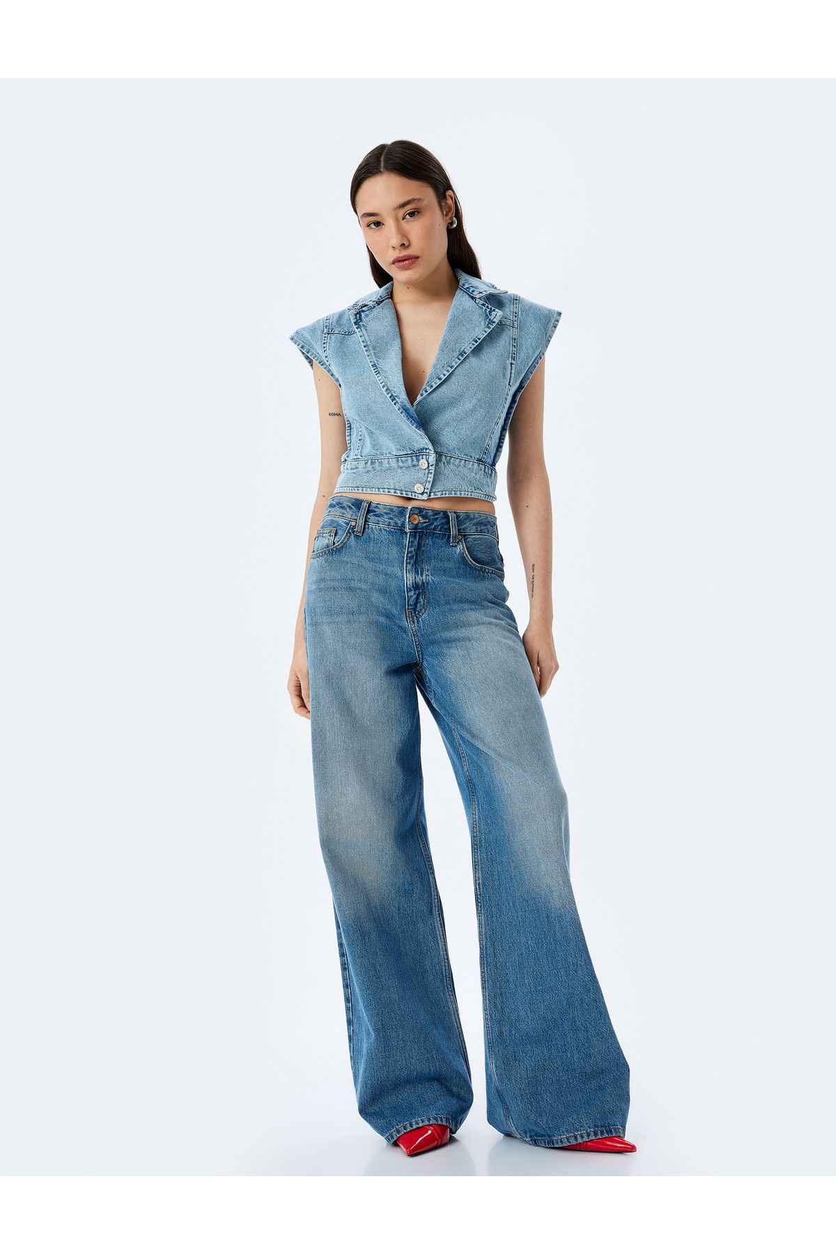 Koton Yeni Sezon Kolsuz Kruvaze Yaka Crop Denim Düğmeli Yelek