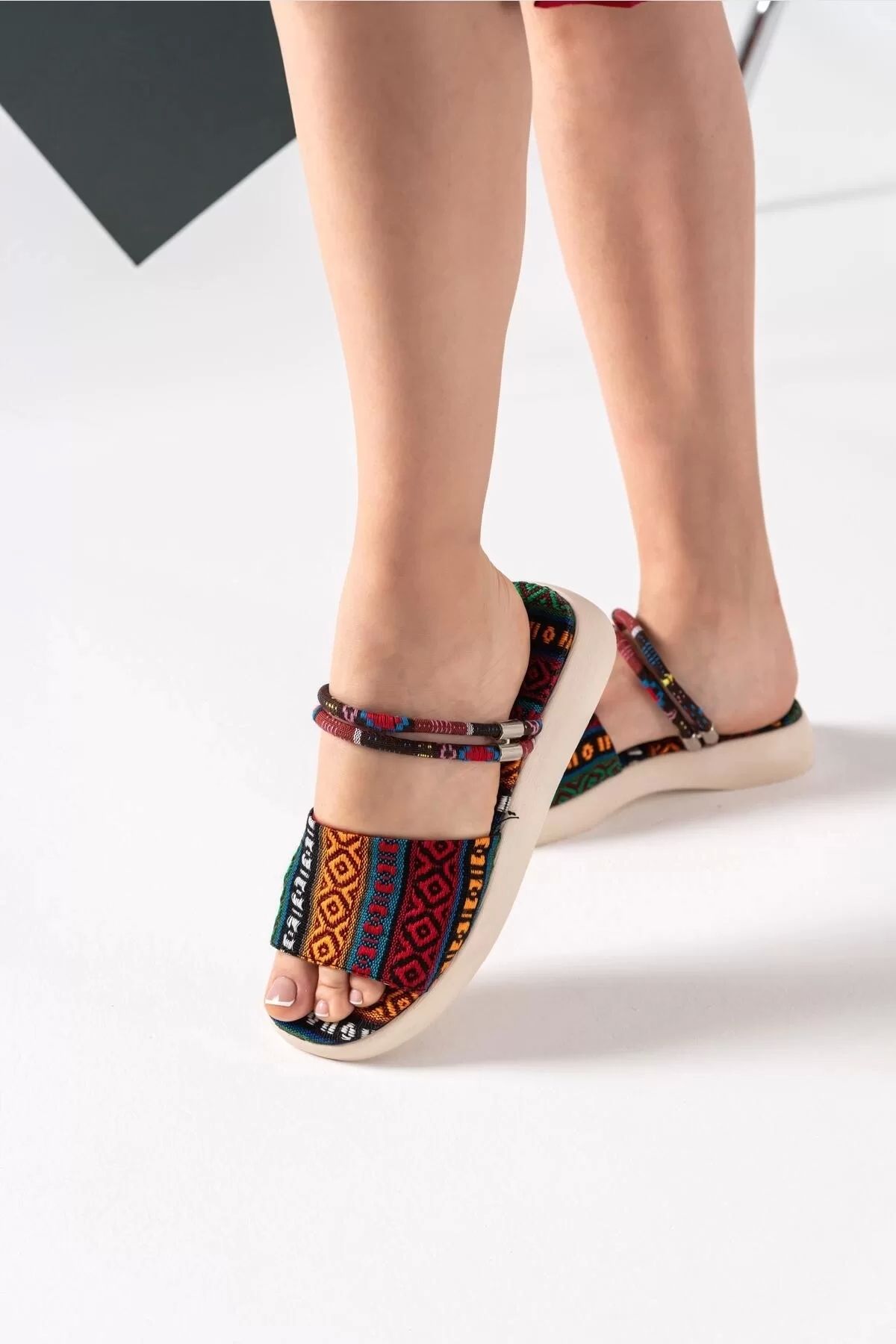 ufukmoda Yoni Kilim Desenli Sandalet