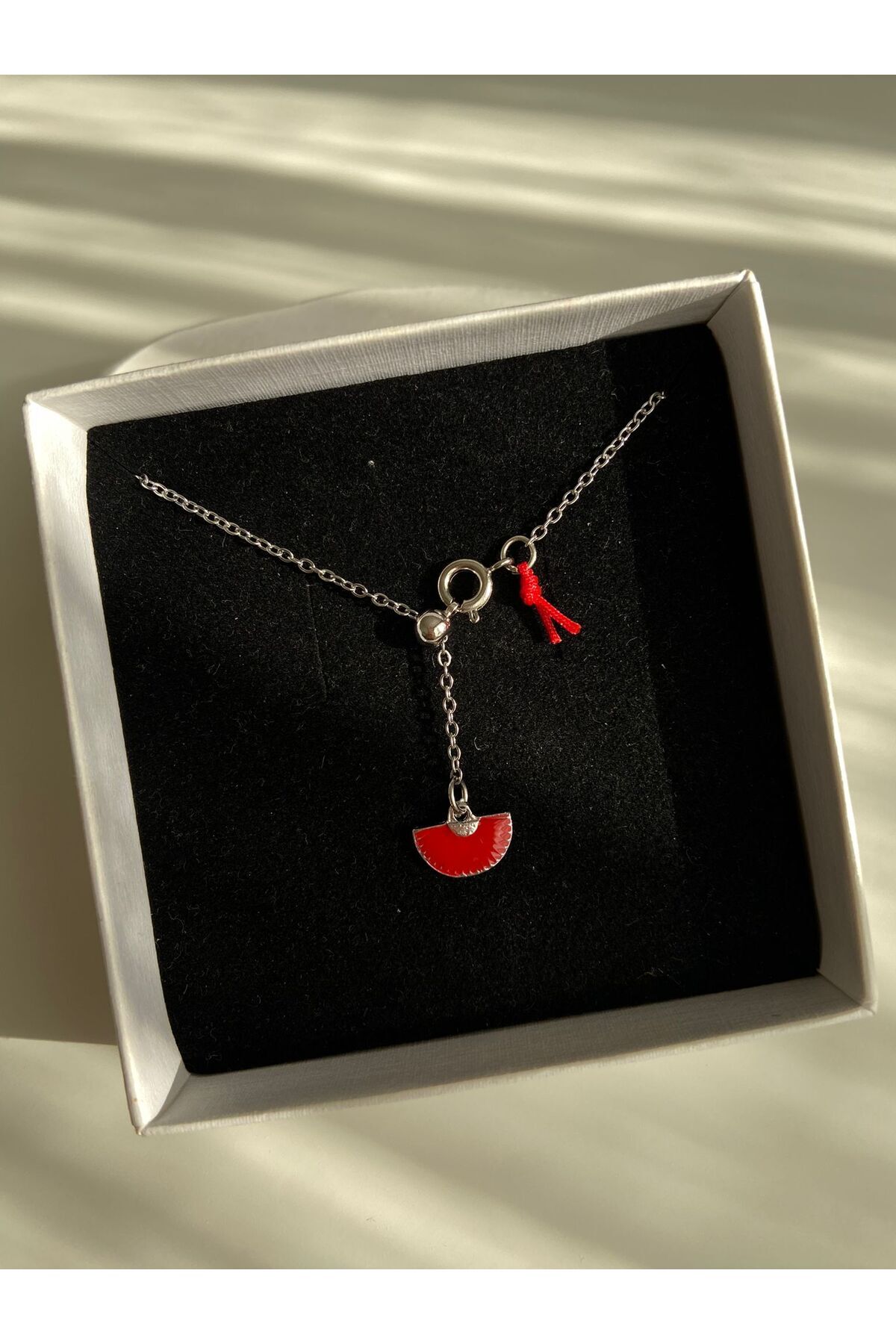 Gümüş Kırmızı Yelpaze Charm Dekolte Çelik Asansör Sevgililer Günü Özel Kolye - Detay Görseli 2