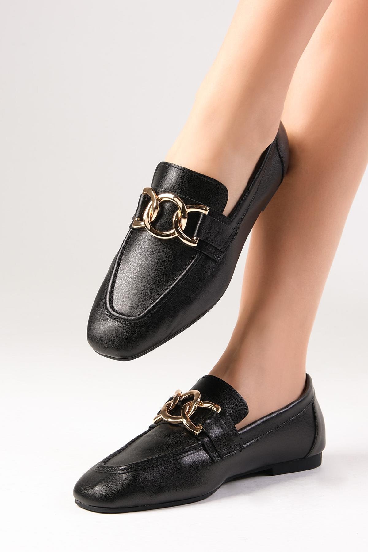 Mio Gusto Dakota Hakiki Deri Siyah Renk Zincir Aksesuarlı Küt Burunlu Kadın Loafer Ayakkabı görsel 4
