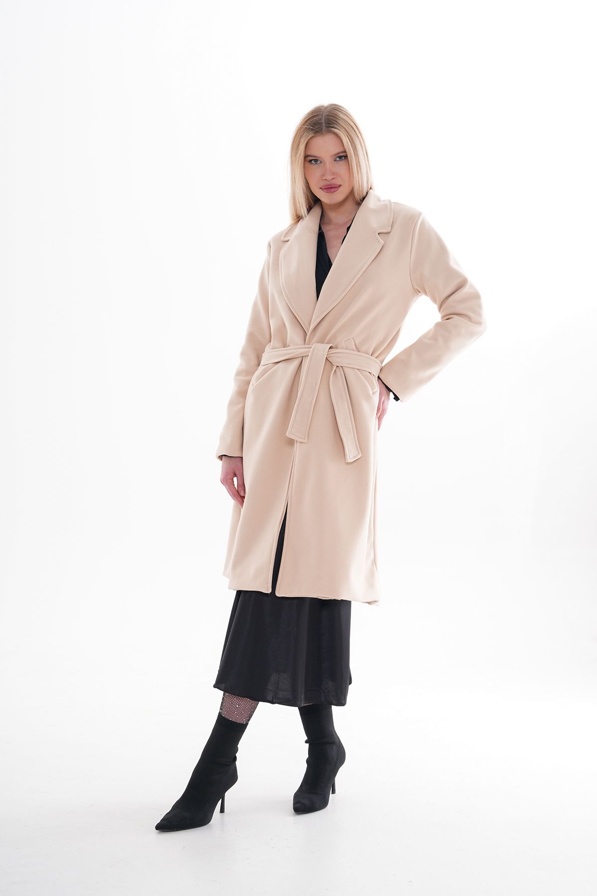 CurcunaShop-Beigefarbener, knielanger, langer Kaschmir-Wintermantel für Damen – mit Futter und Gürteltaschen 6