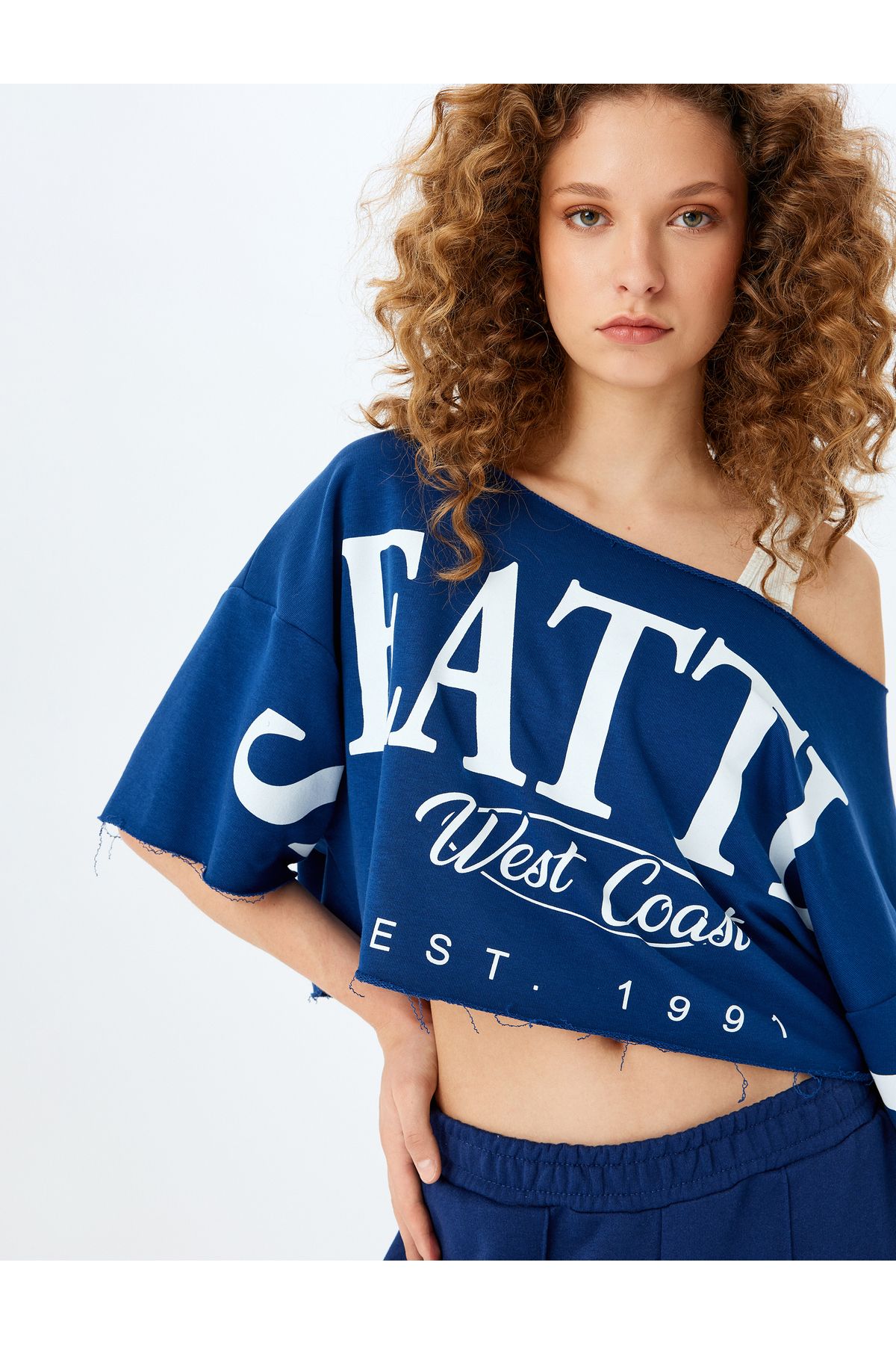 Koton Yeni Sezon Asimetrik Yaka Kolej Baskılı Oversize Kısa Kollu Crop Tişört