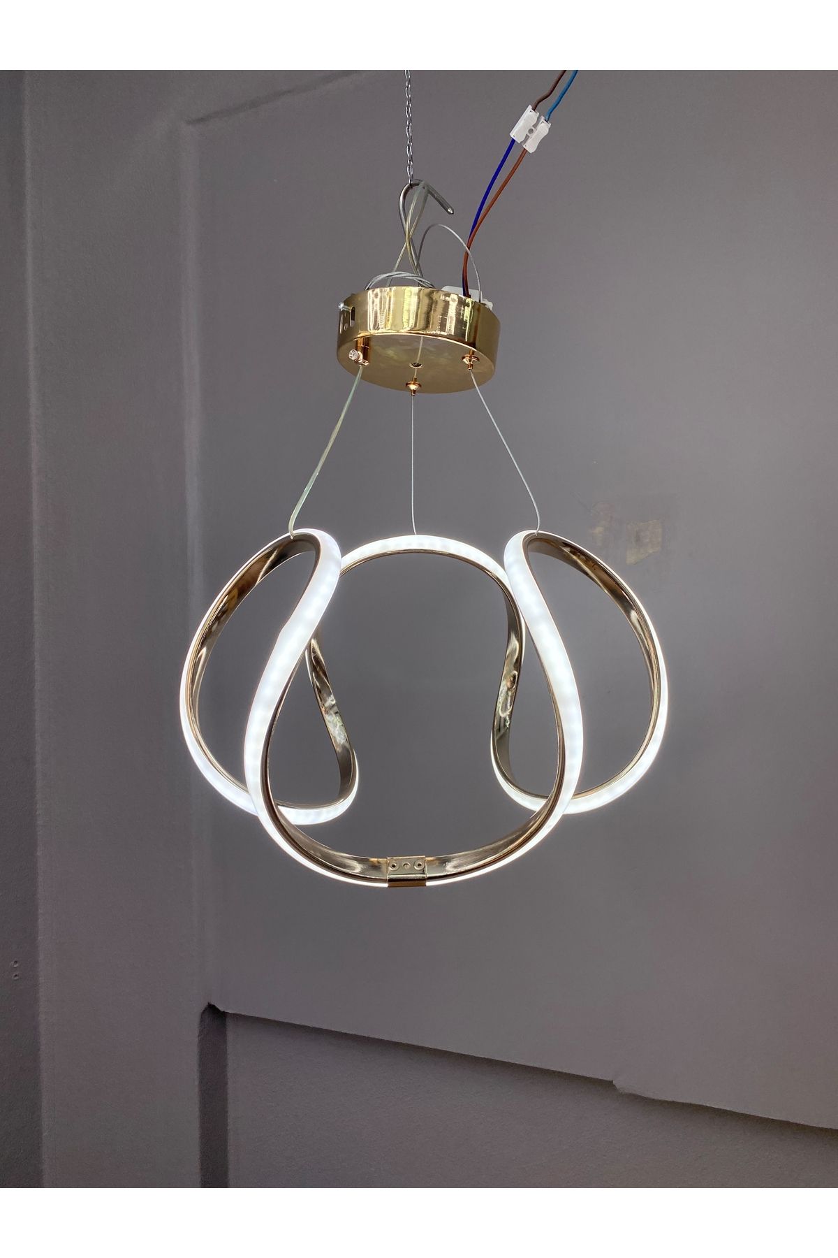 Zeya Lighting Yüksek Aydınlatmalı Damla Model gold kaplama sarkıt modern 3 renk led avize