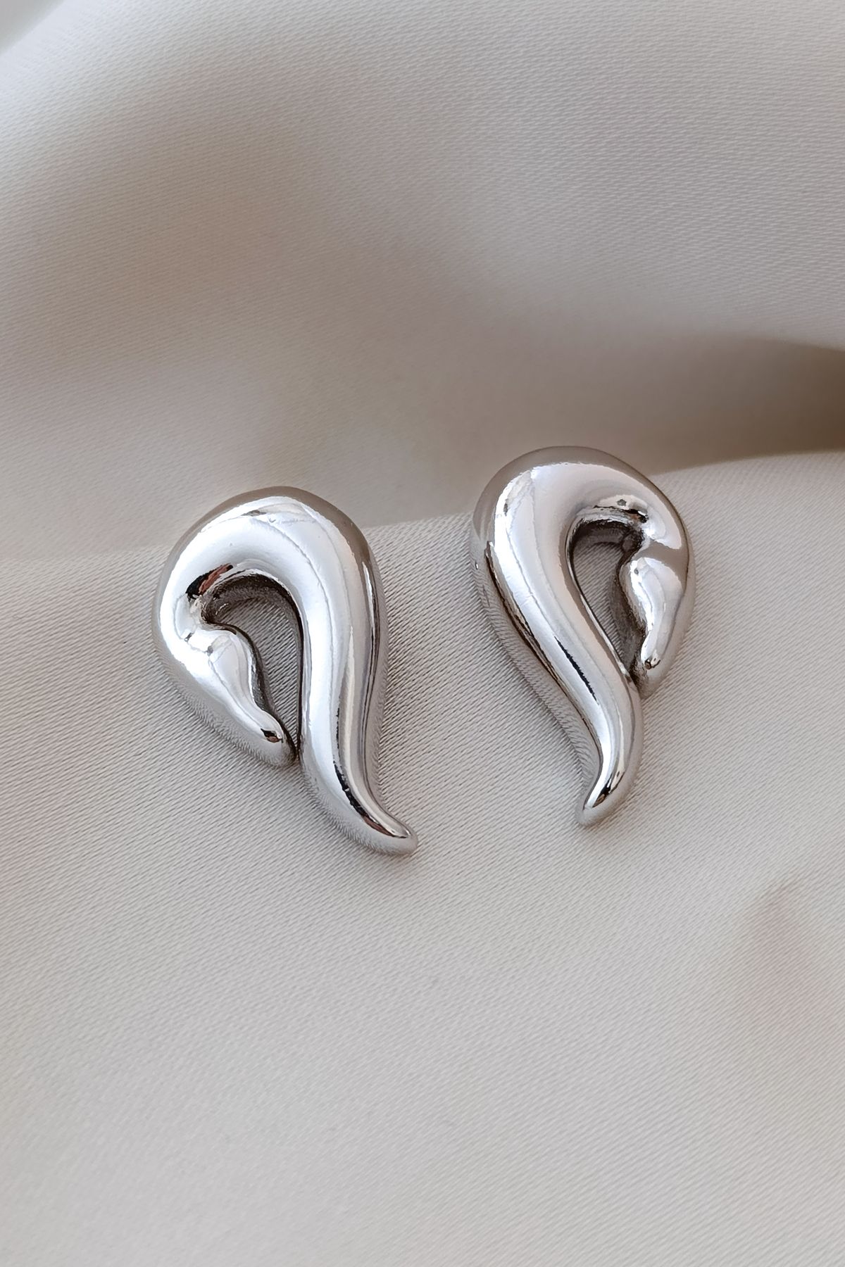 COSİTA-Swan Figure Silver Modern Casual Dress Earrings 3