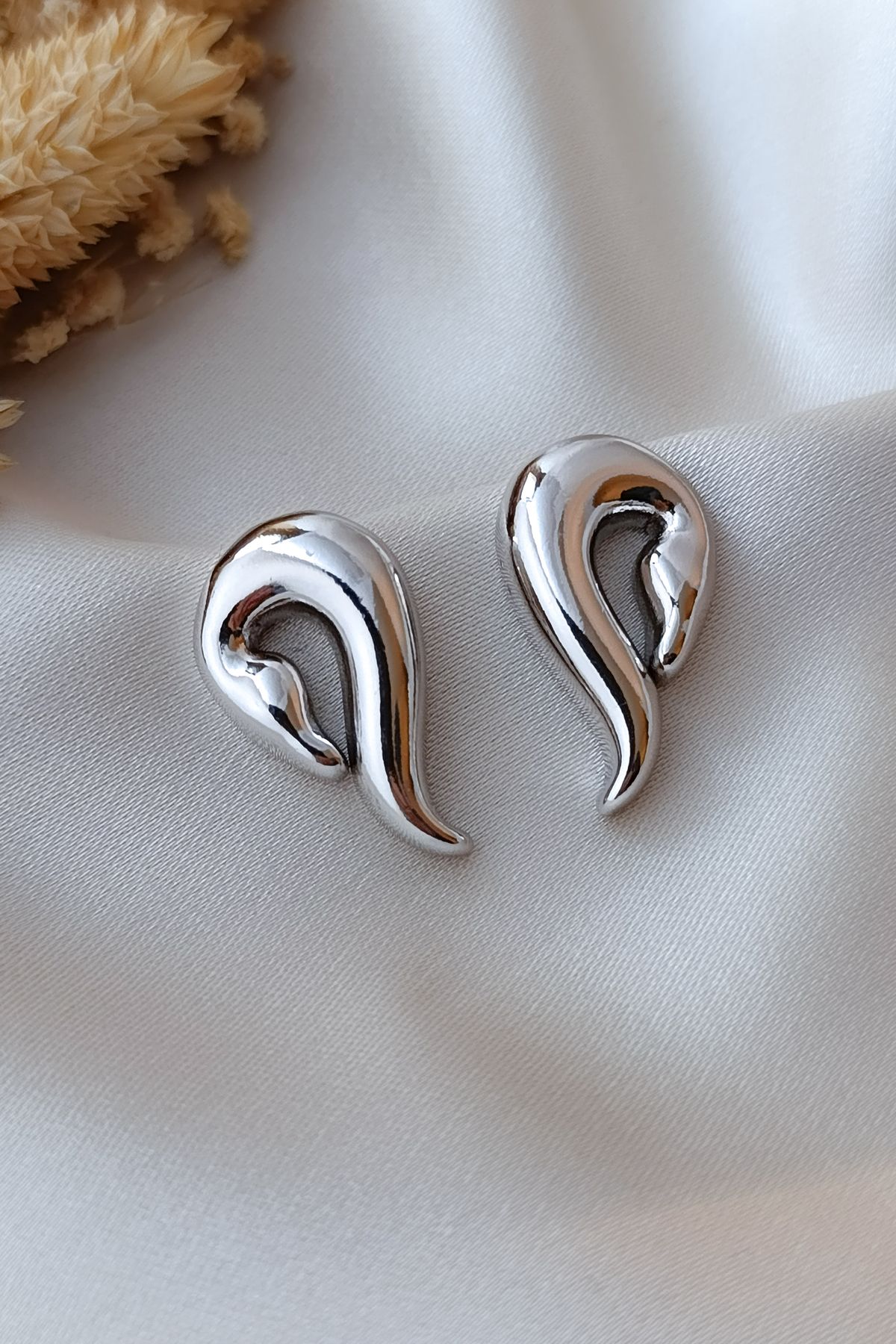 COSİTA-Swan Figure Silver Modern Casual Dress Earrings 6