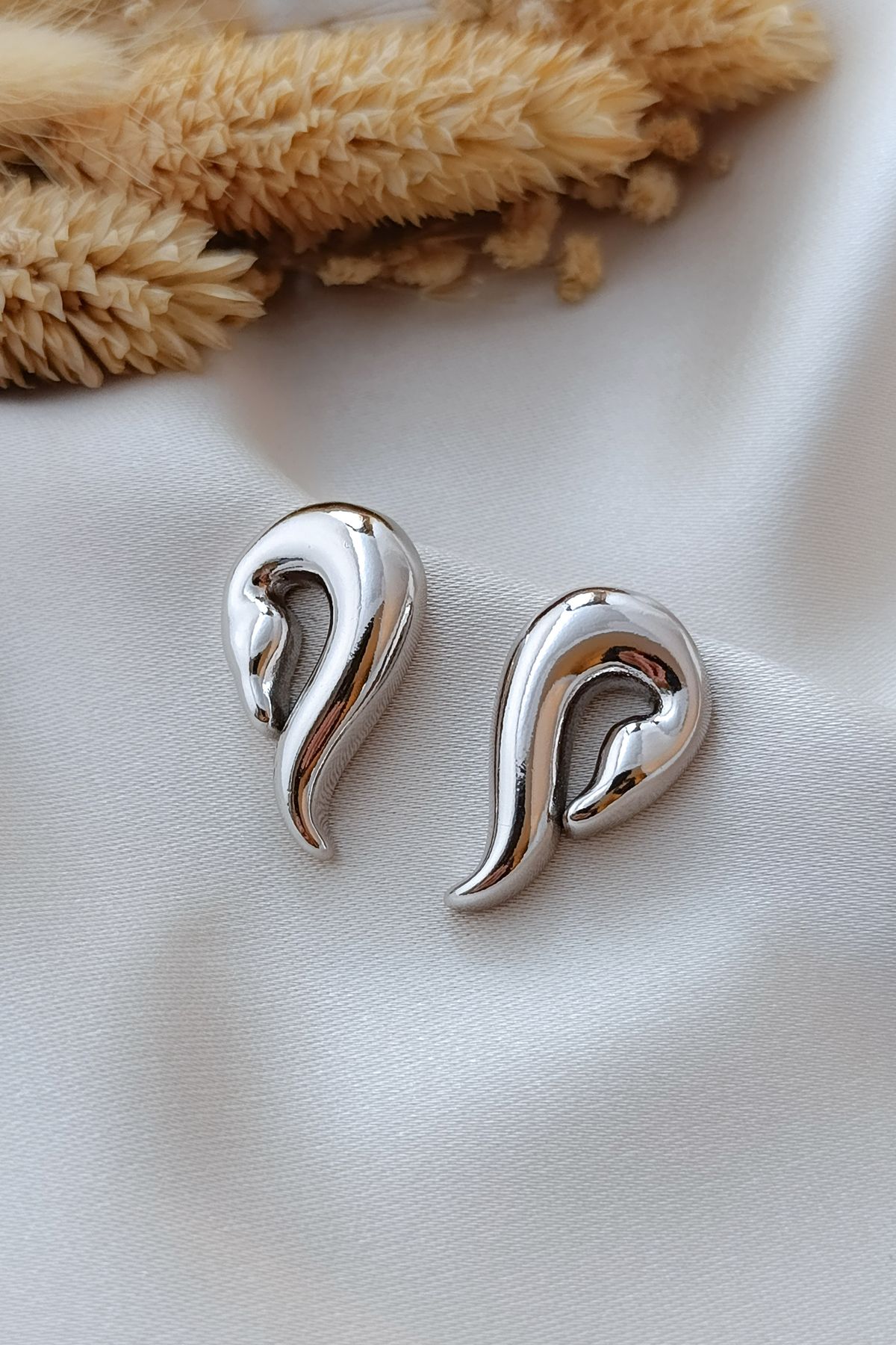 COSİTA-Swan Figure Silver Modern Casual Dress Earrings 2