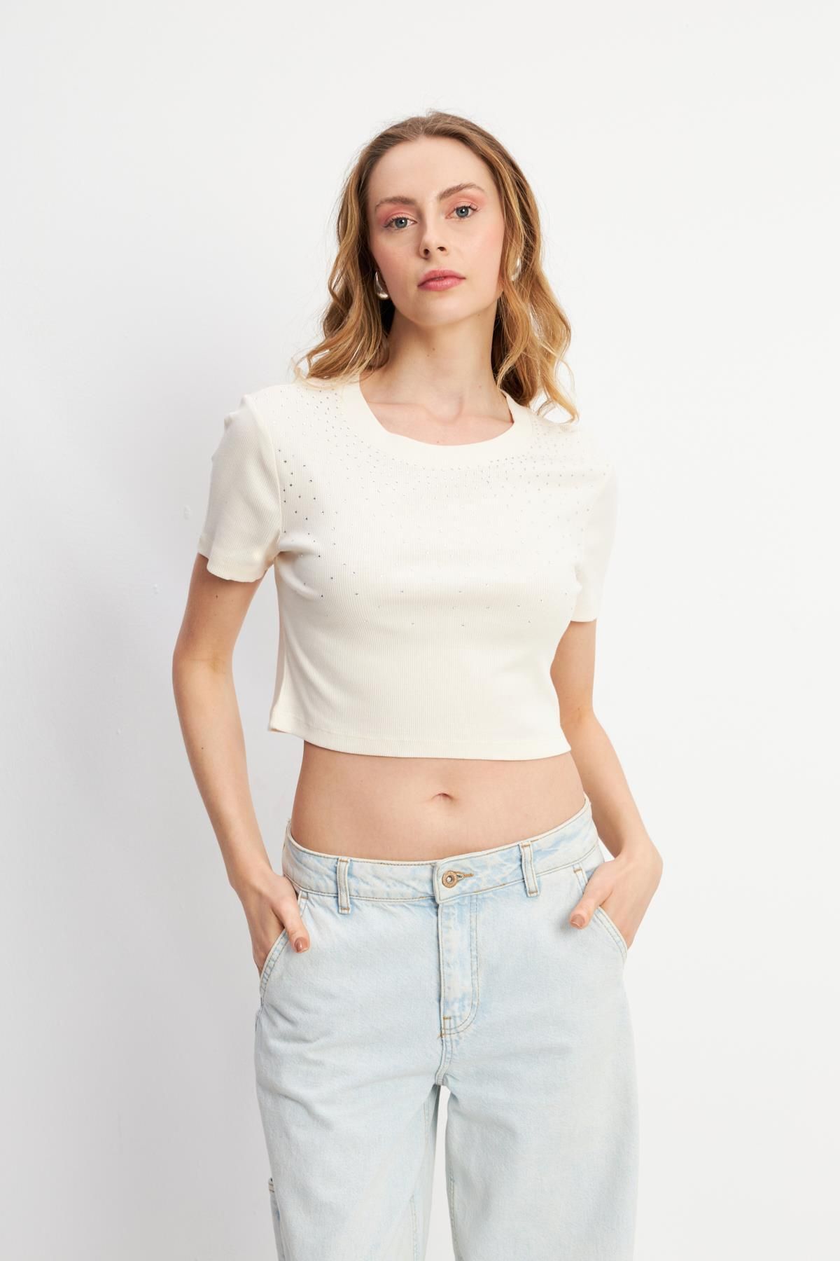 Hanna's by Hanna Darsa Önü Küçük Taş Desenli Krem Crop T-shirt