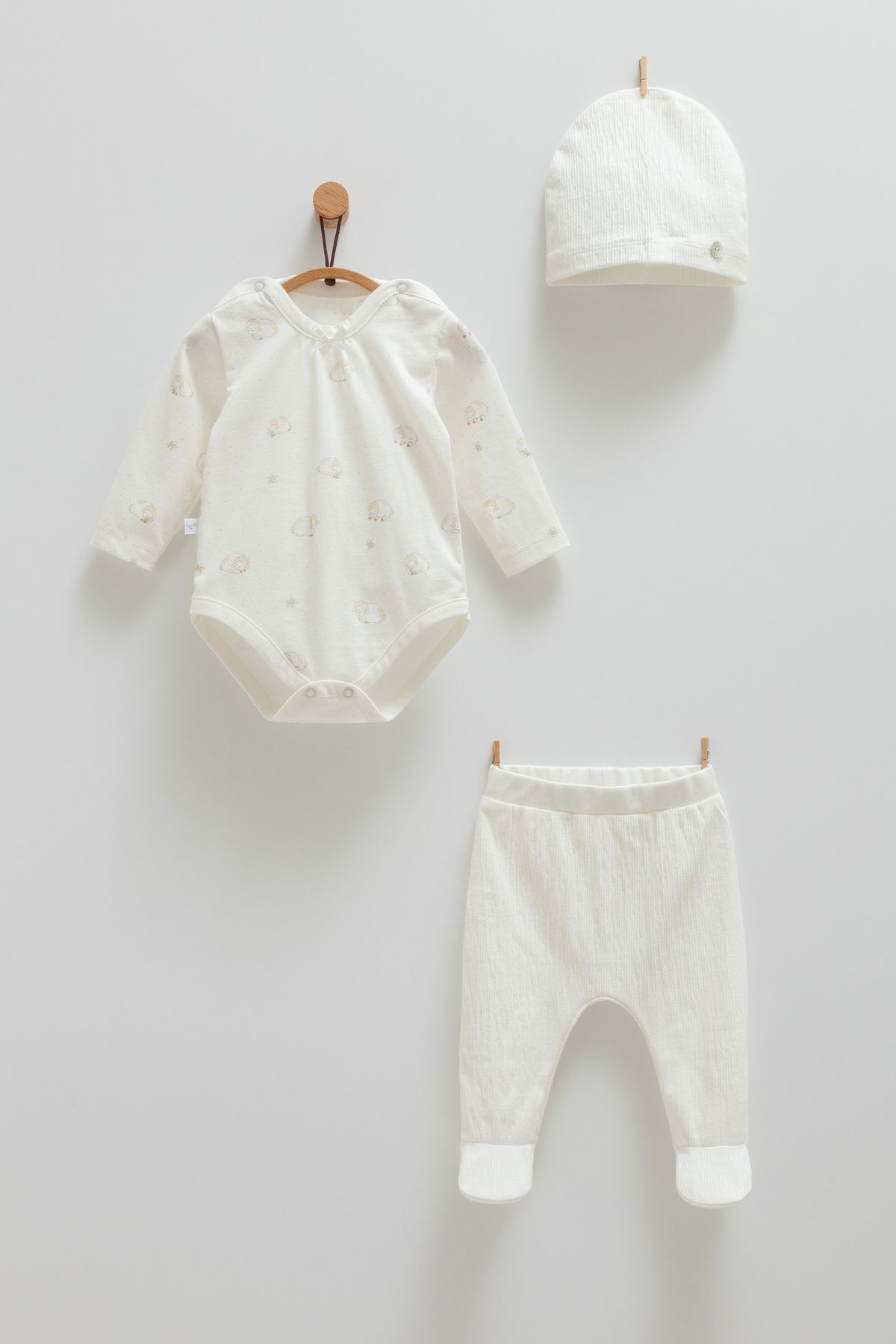 Caramell KIZ BEBEK TAKIMI %100 PAMUK (BODY PANTOLON ŞAPKA)(0-1,1-3,3-6 AYLAR PATİKLİ,6-9 AY PATİKSİZ)