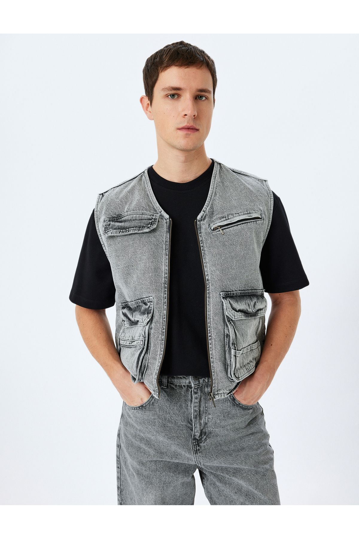 Koton Yeni Sezon Kapaklı Cep Detaylı Pamuklu V Yaka Kolsuz Oversize Denim Yelek
