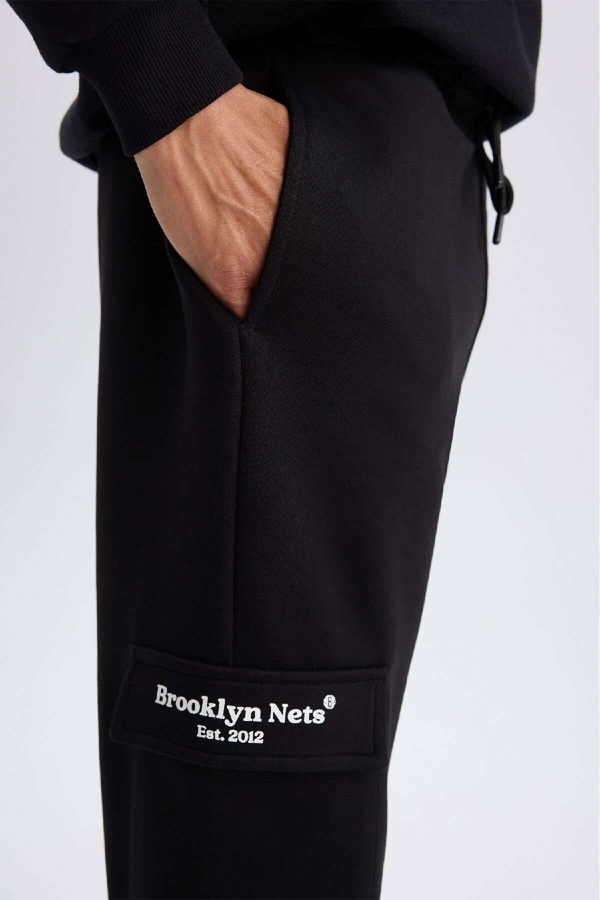 DeFacto-Defactofit - Spodnie dresowe Nba Brooklyn Nets Sports Jogger z kieszeniami, materiał Skuba Diving, talia B 5