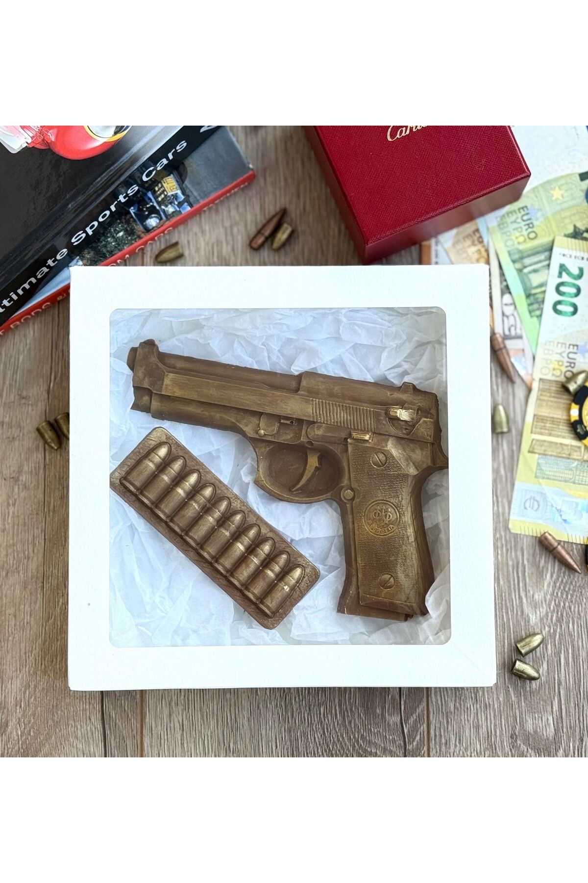 ChocoBox Beretta silahı ve mermiler şeklinde Belçika çikolatası — erkeklere özel hediye. Çikolata seti