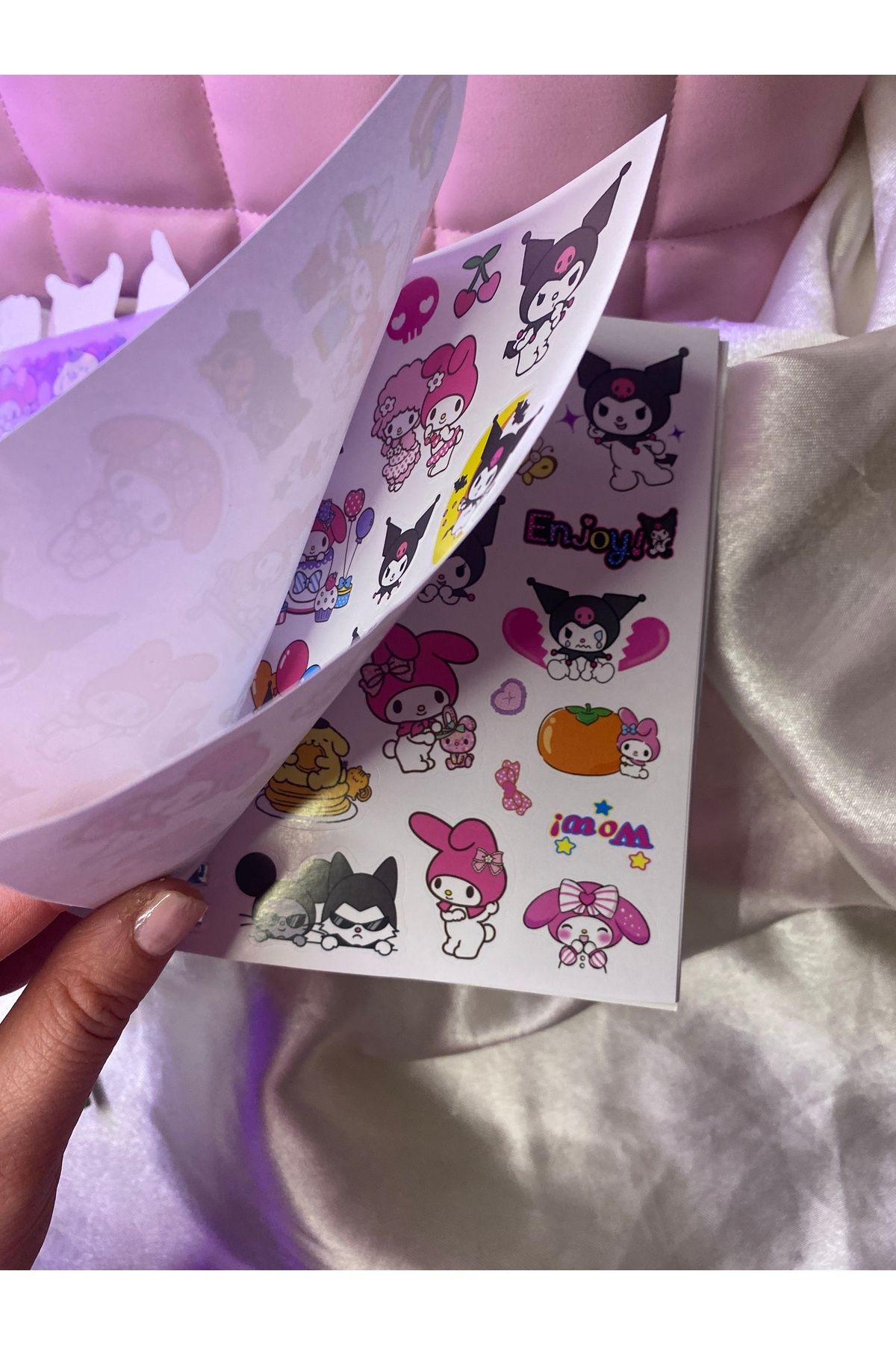 SANRIO 1 adet ,Sanrıo karakterli sticker defteri .şeffaf sticker mat sticker ve renkli notluk kısmı ile