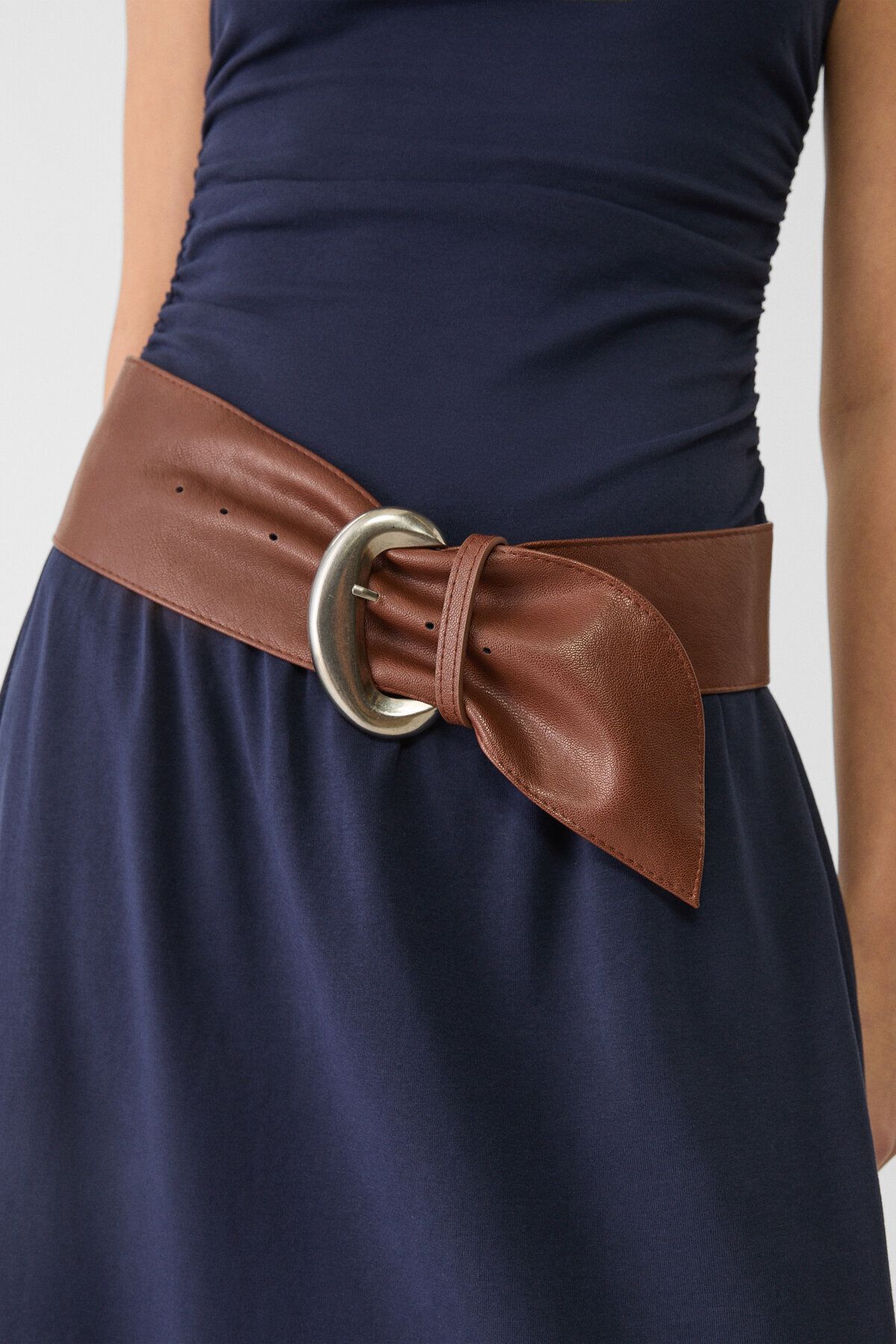 کمربند عریض با سگک نیم‌دایره‌ای Stradivarius