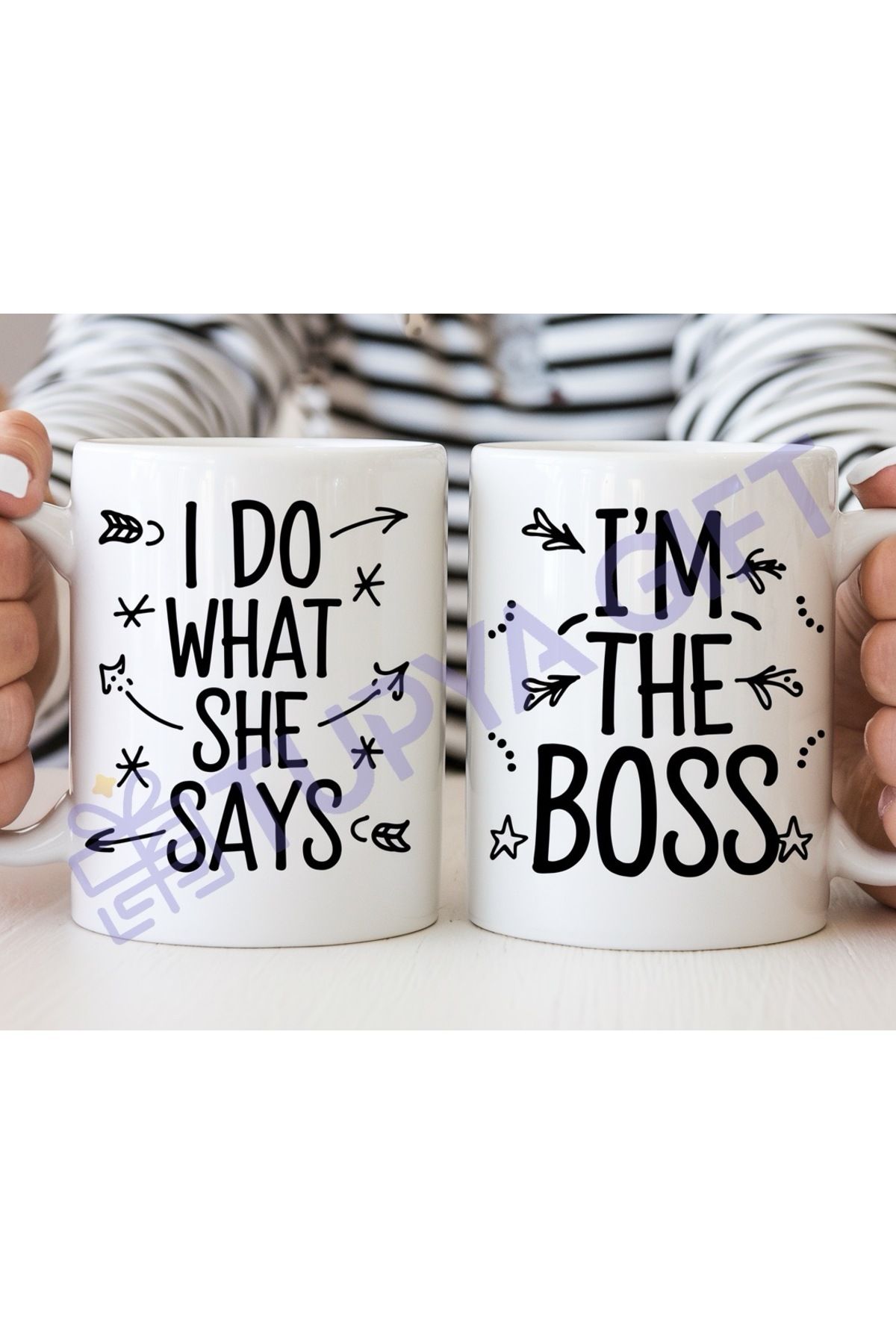 Tupya Gift "I Do What She Says & I'm The Boss" Yazılı Çiftlere Özel Kupa Seti