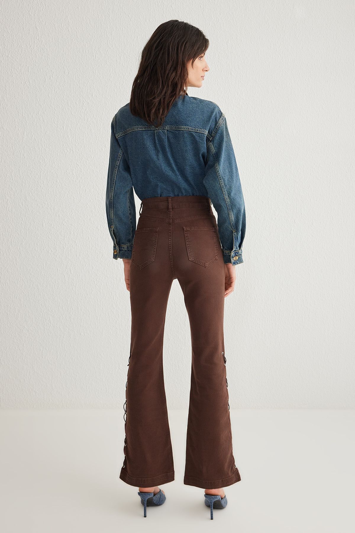 Trendyol Collection-Brązowe jeansy dzwony z wysokim stanem i koronką z oczkami po bokach Twoss25Je00013 5