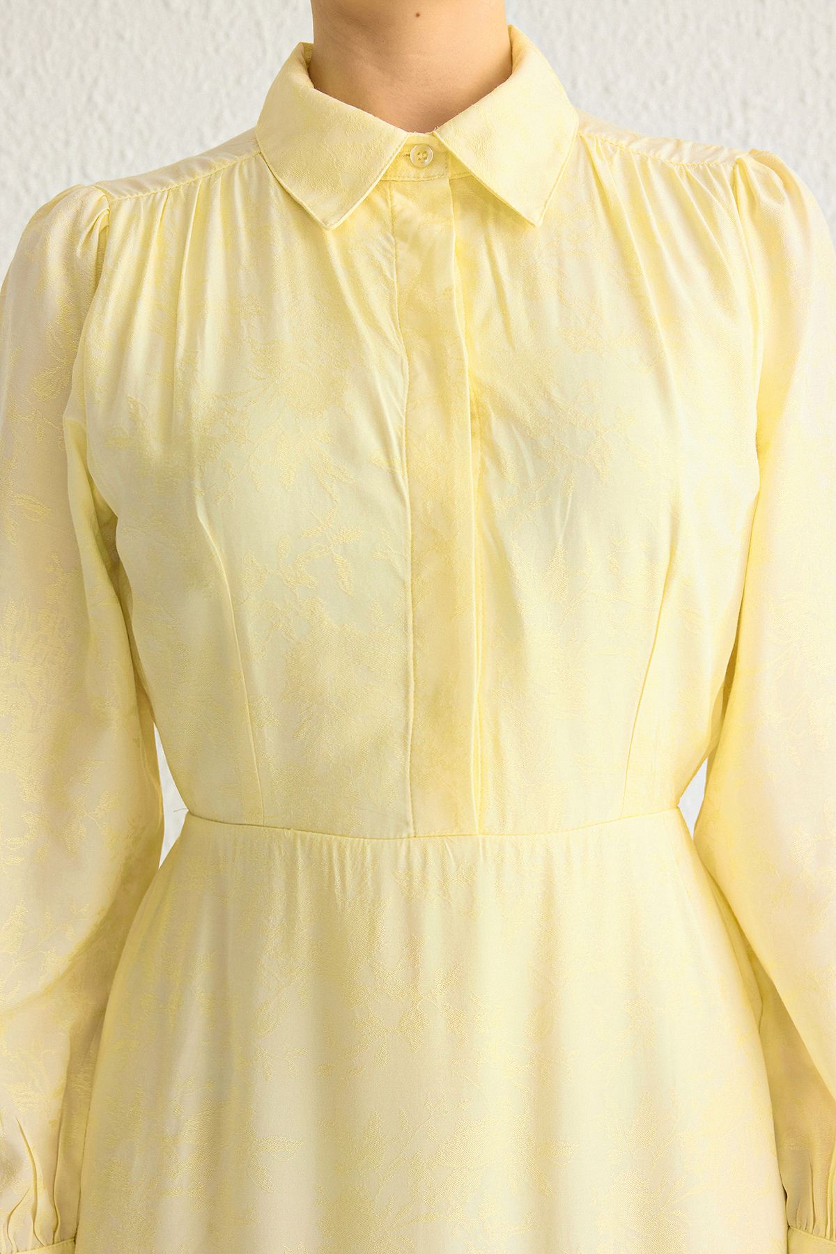 Trendyol Modest-فستان منسوج بياقة قميص من قماش الجاكار باللون الأصفر الفاتح TCTSS25EB00009 4