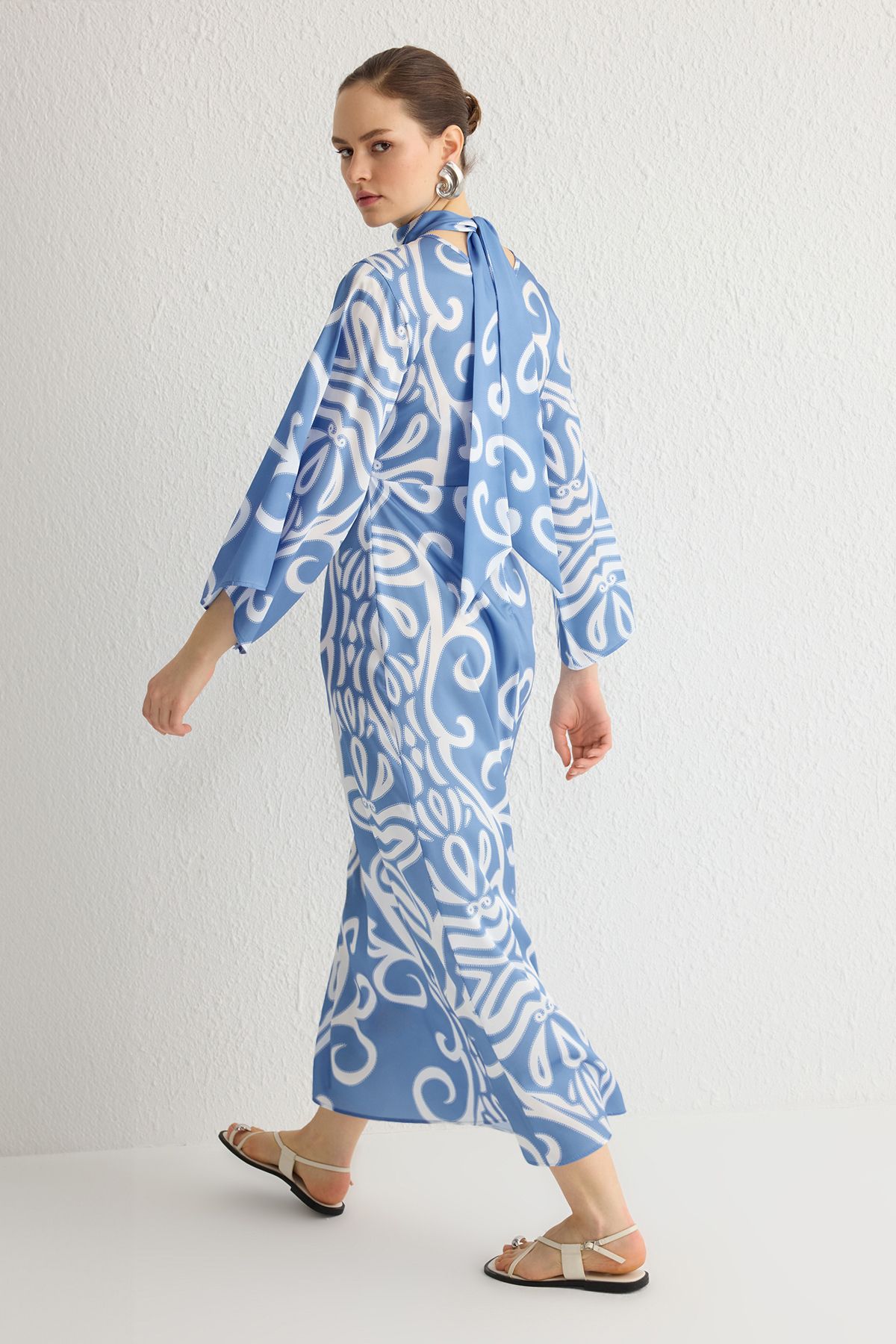 Trendyol Modest-Blaues, gemustertes, gewebtes Abendkleid aus Satin mit Schnürung am Rücken, TCTSS24DB00017 2